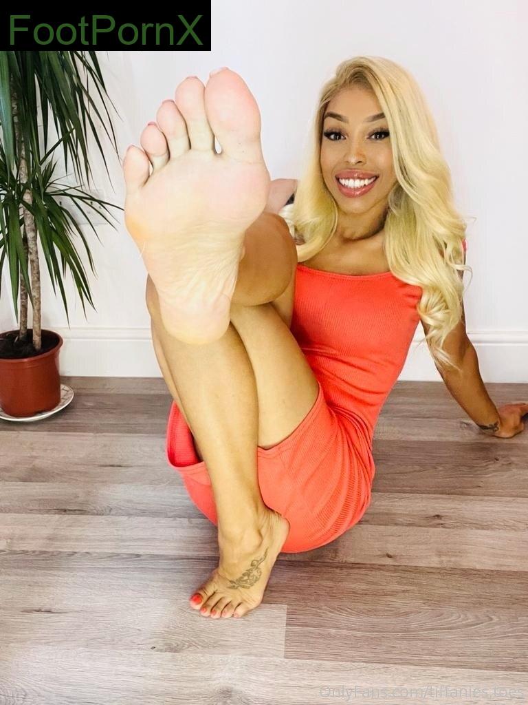 tiffanies.toes feet photo 4
