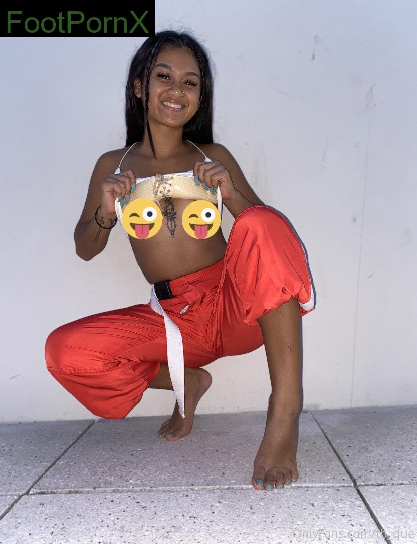 tb_que feet photo 5