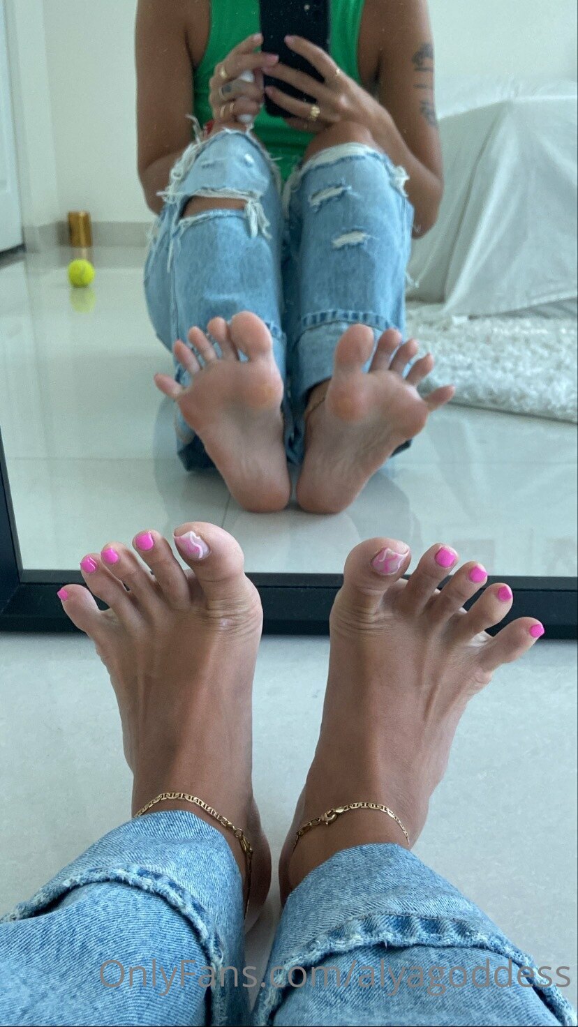 alyagoddess feet photo 23