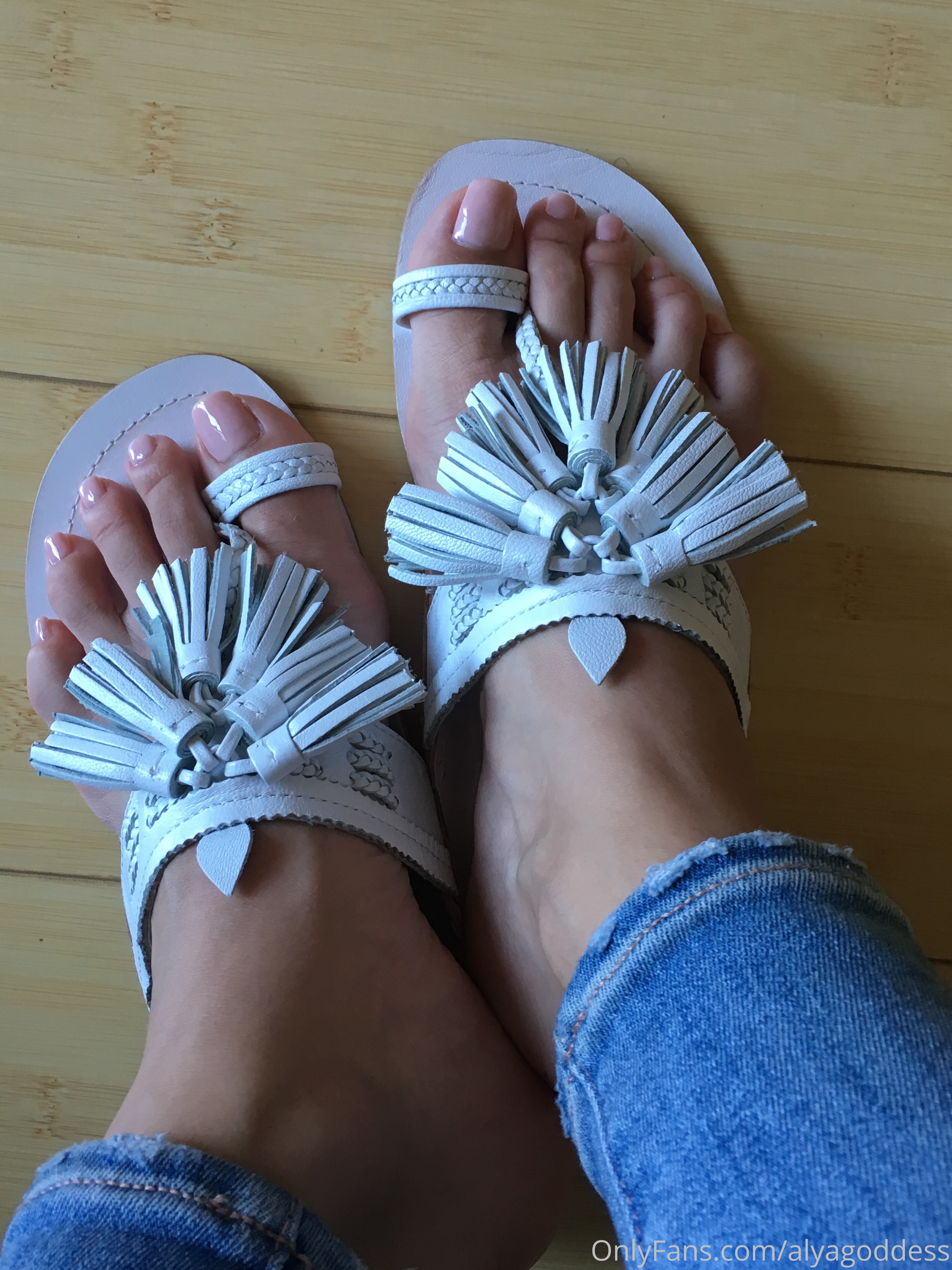 alyagoddess feet photo 1