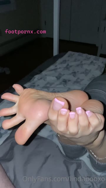 lindabooxo sock removal to show her pretty pink toes and soles