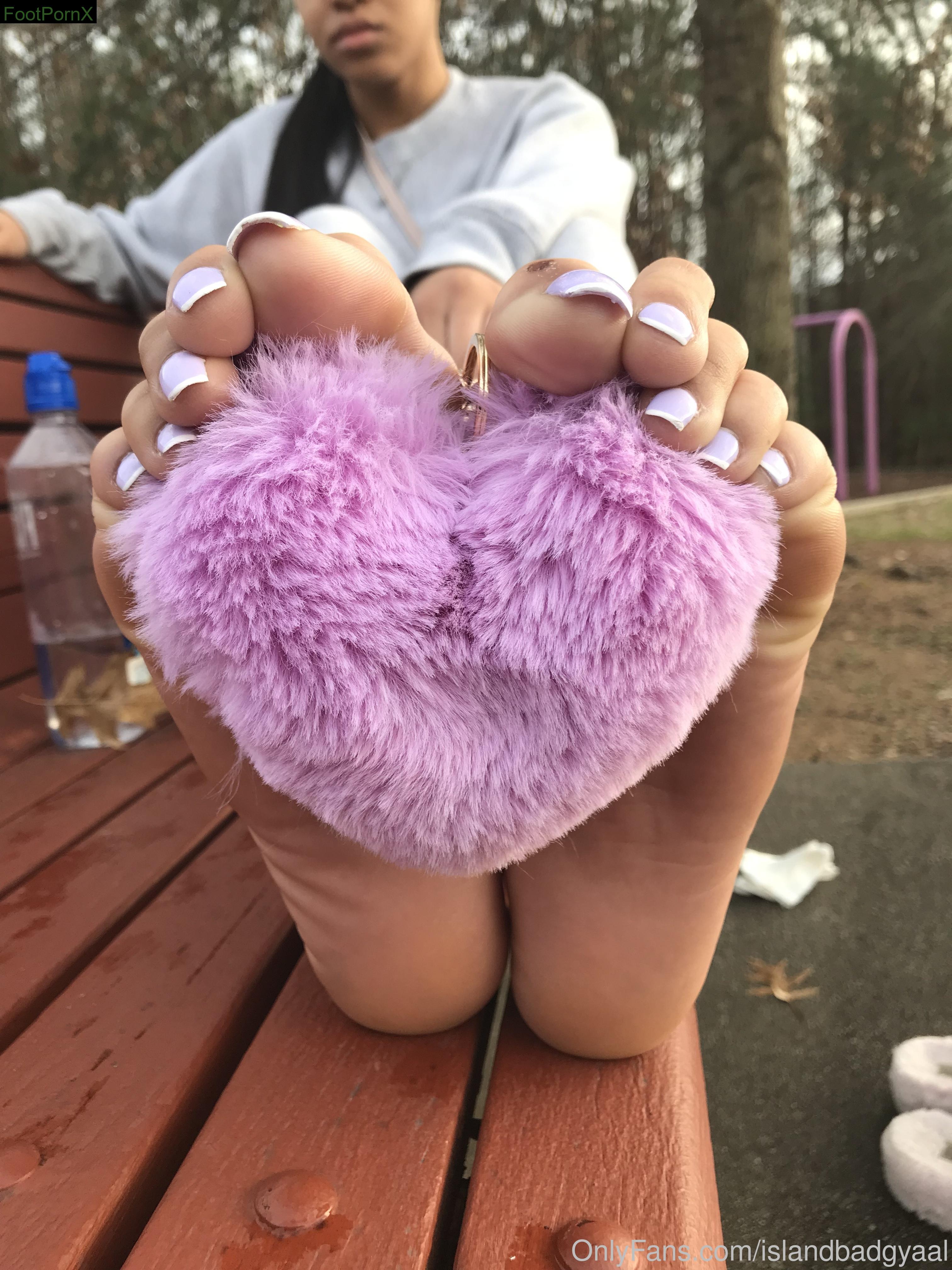 islandbadgyaal feet photo 3