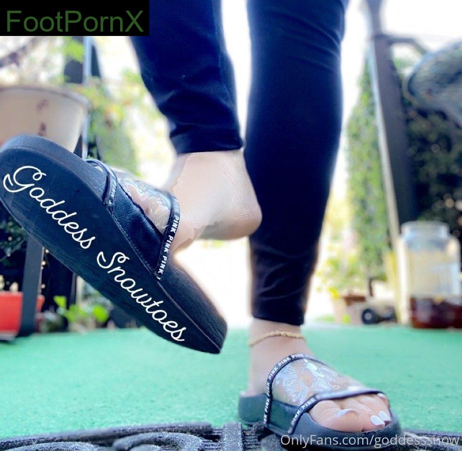 realsnowtoes feet photo 10
