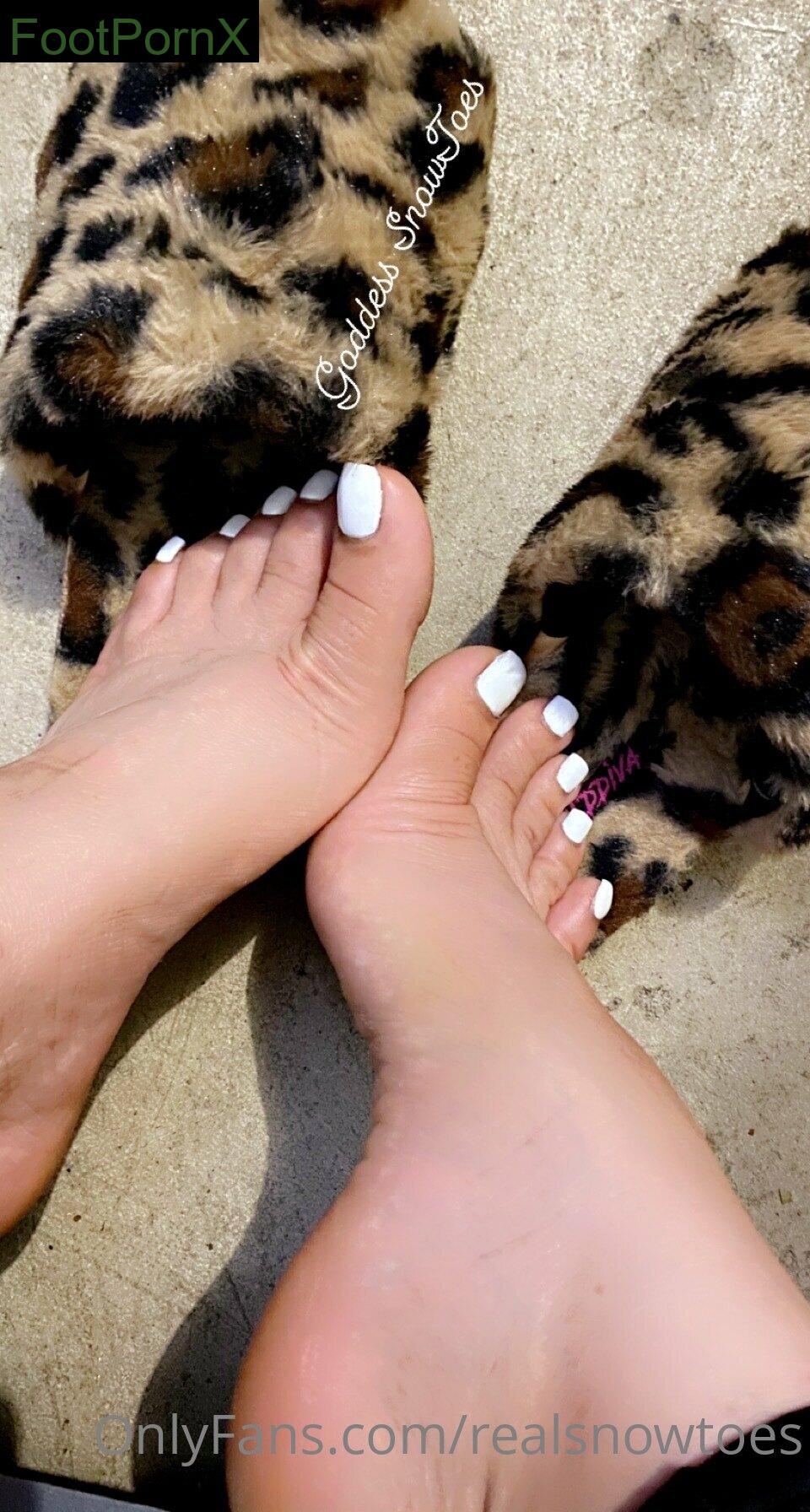 realsnowtoes feet photo 1