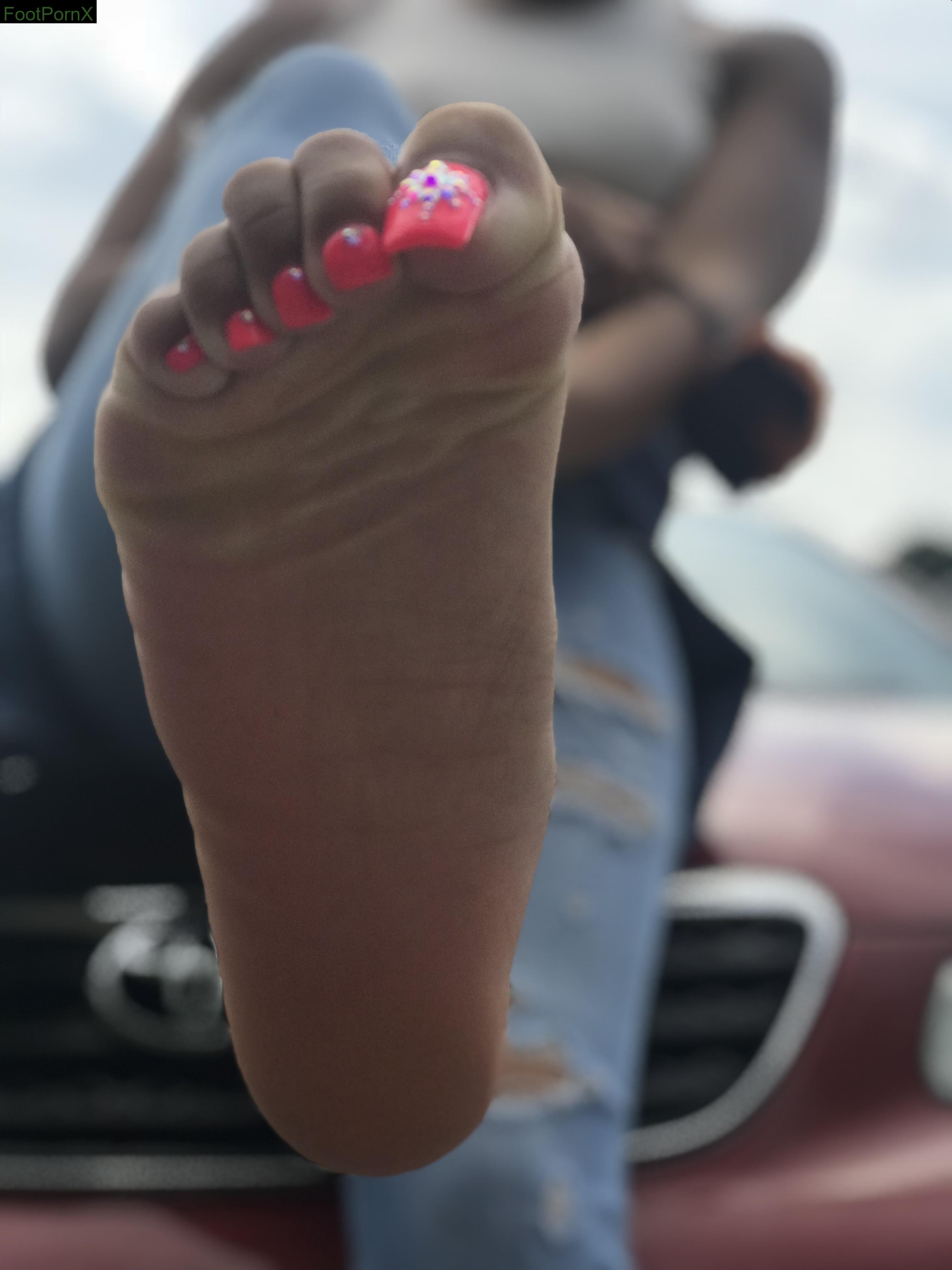 islandbadgyaal feet photo 2
