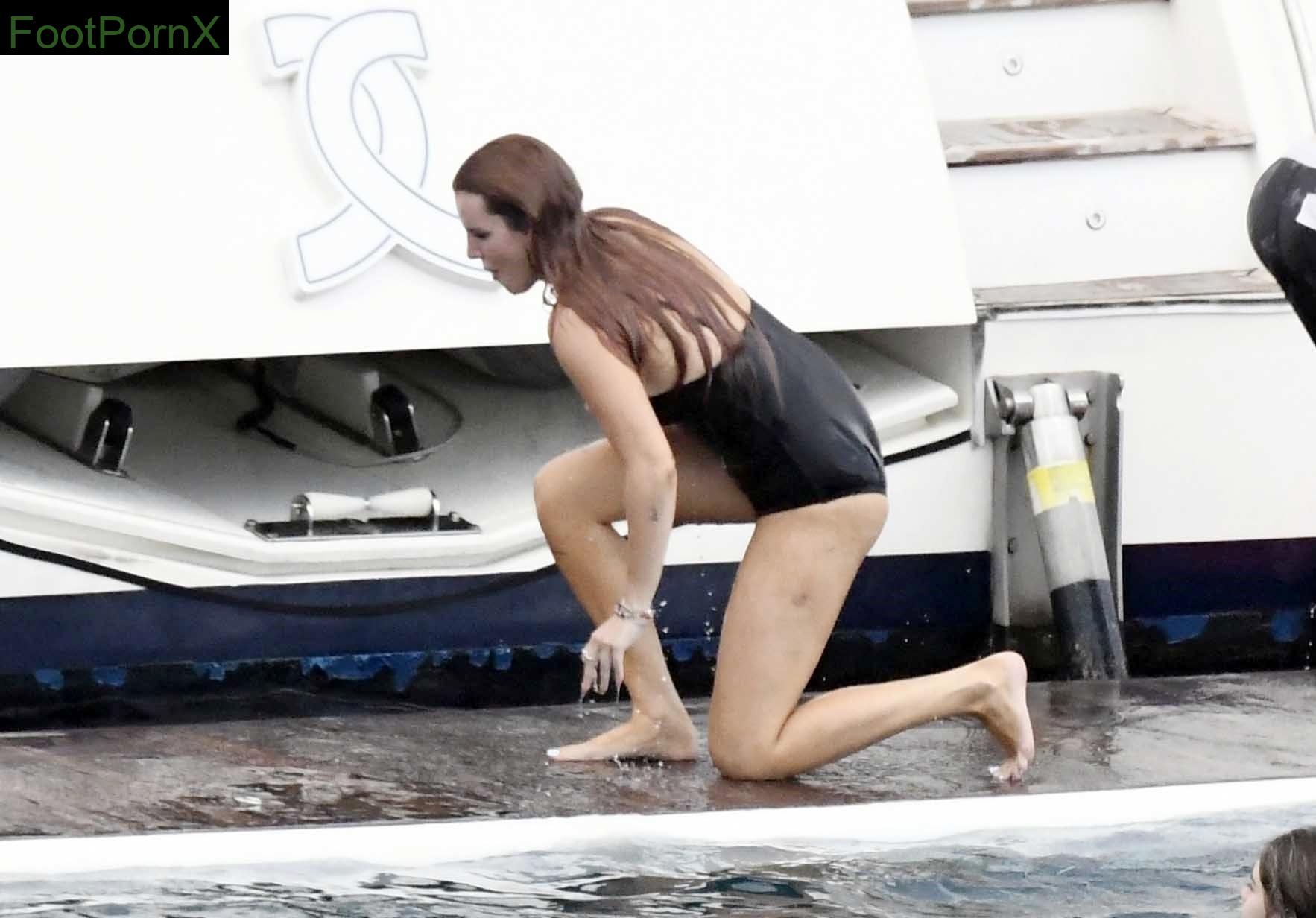 bella thorne feet photo 19
