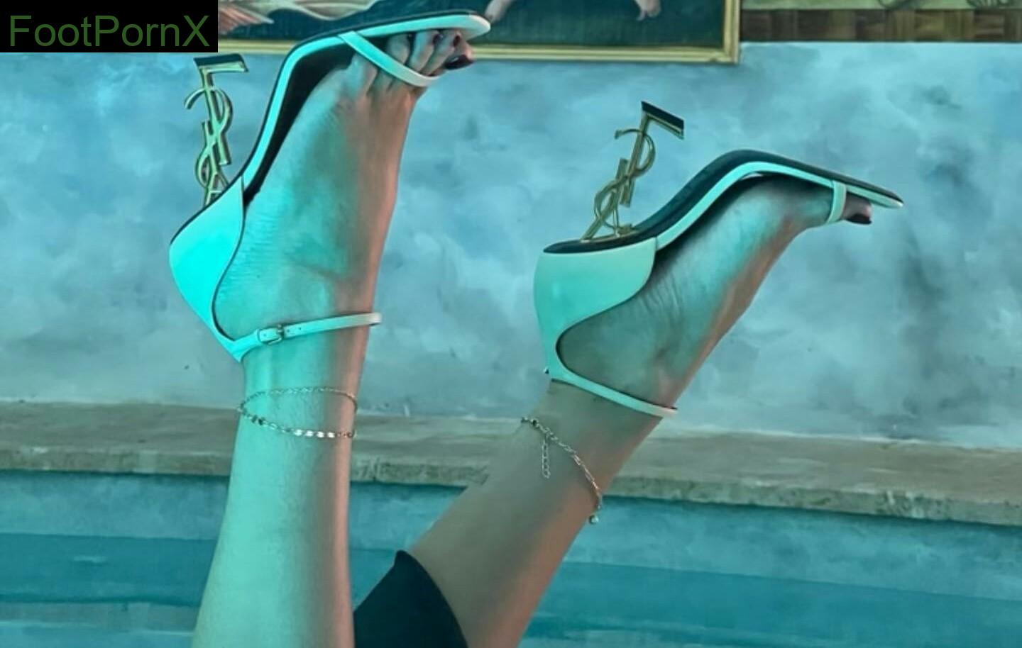 bella thorne feet photo 9
