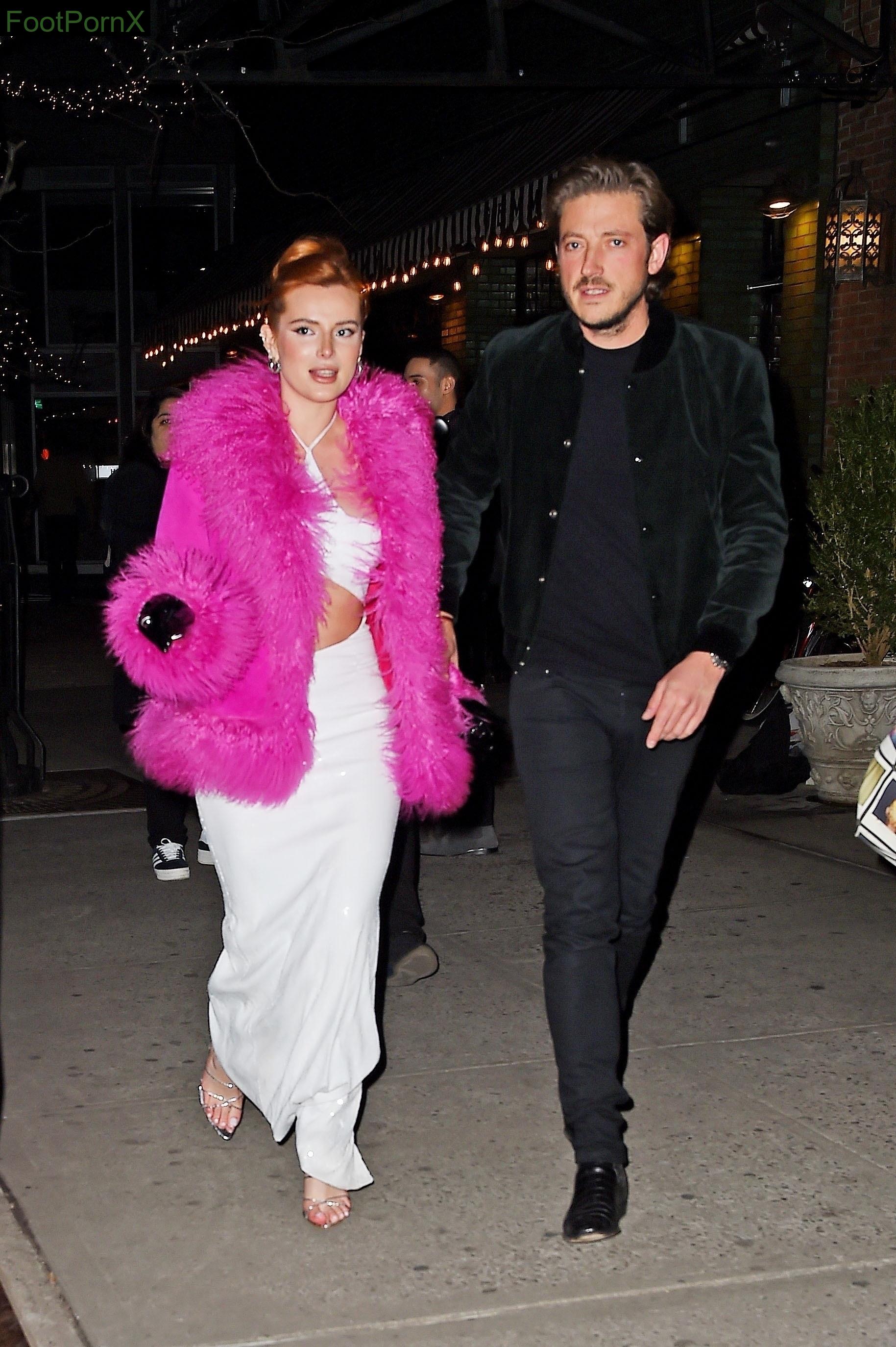 bella thorne feet photo 23