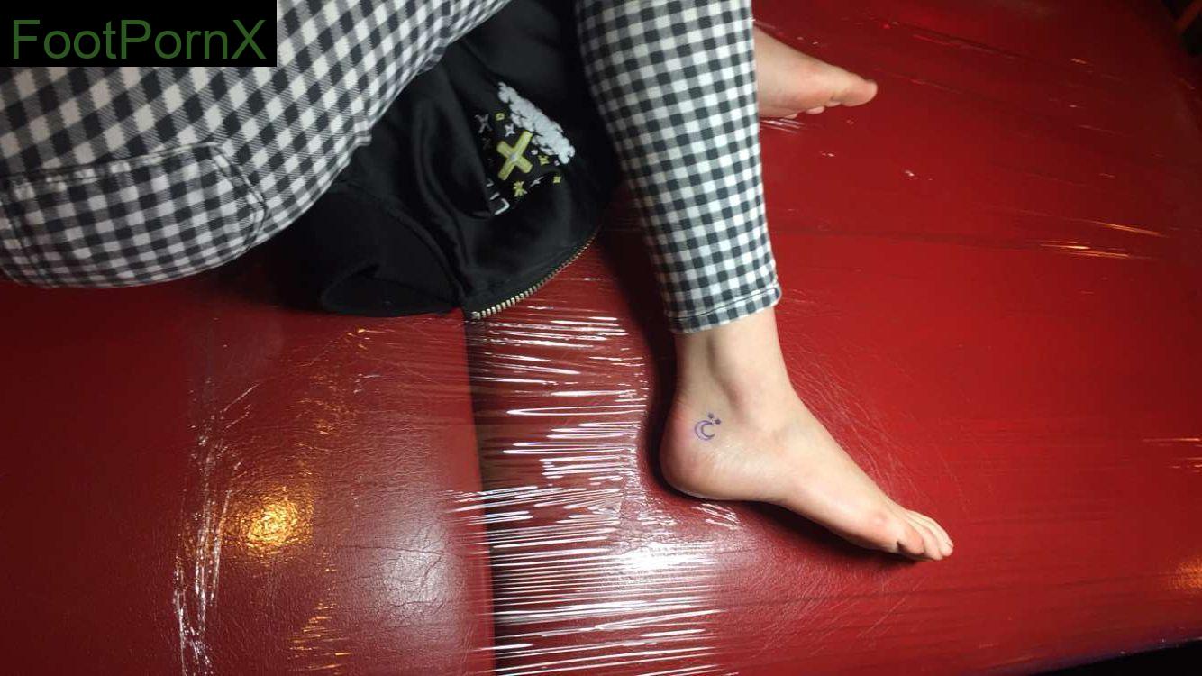 bella thorne feet photo 6