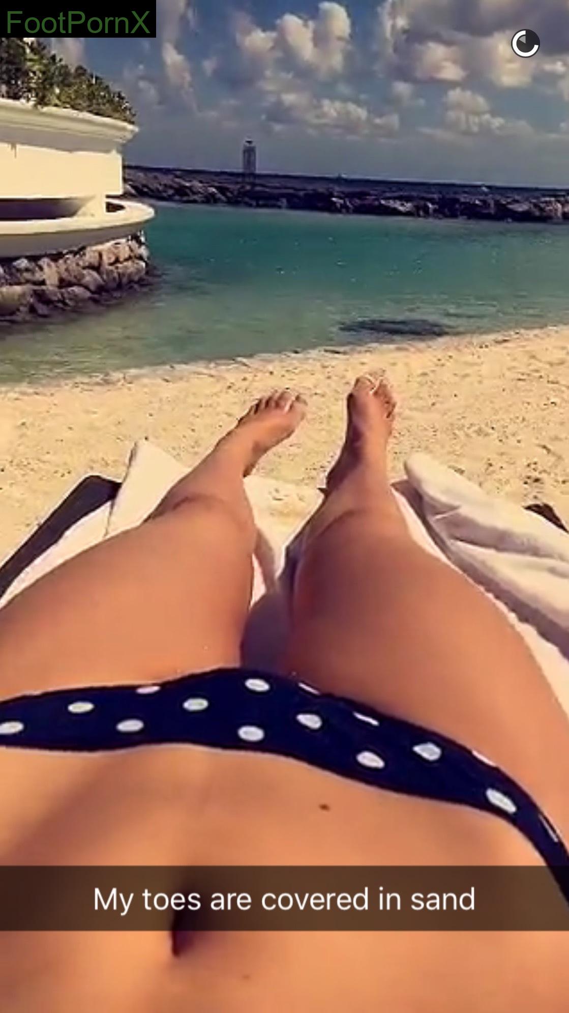 bella thorne feet photo 17