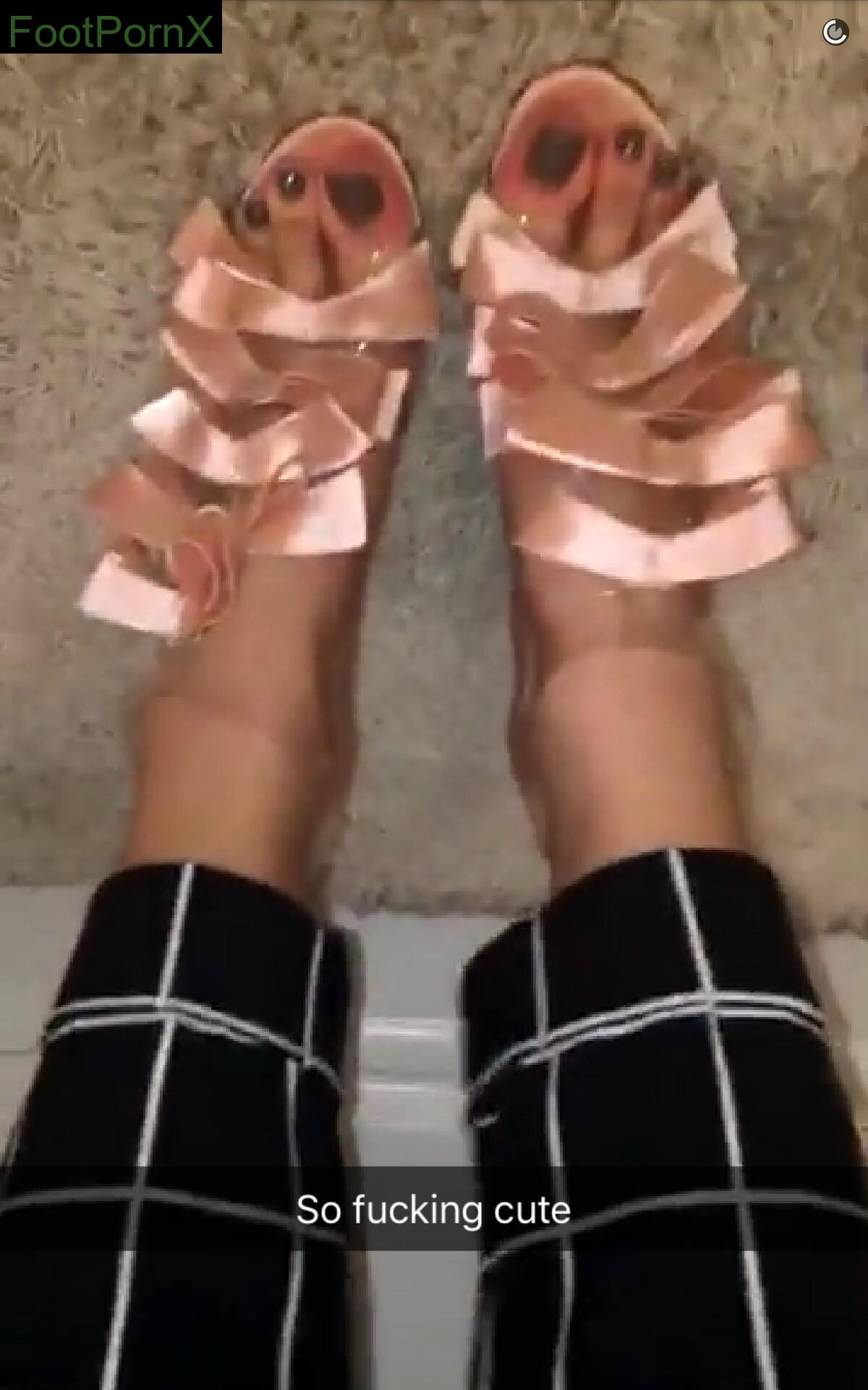 bella thorne feet photo 17