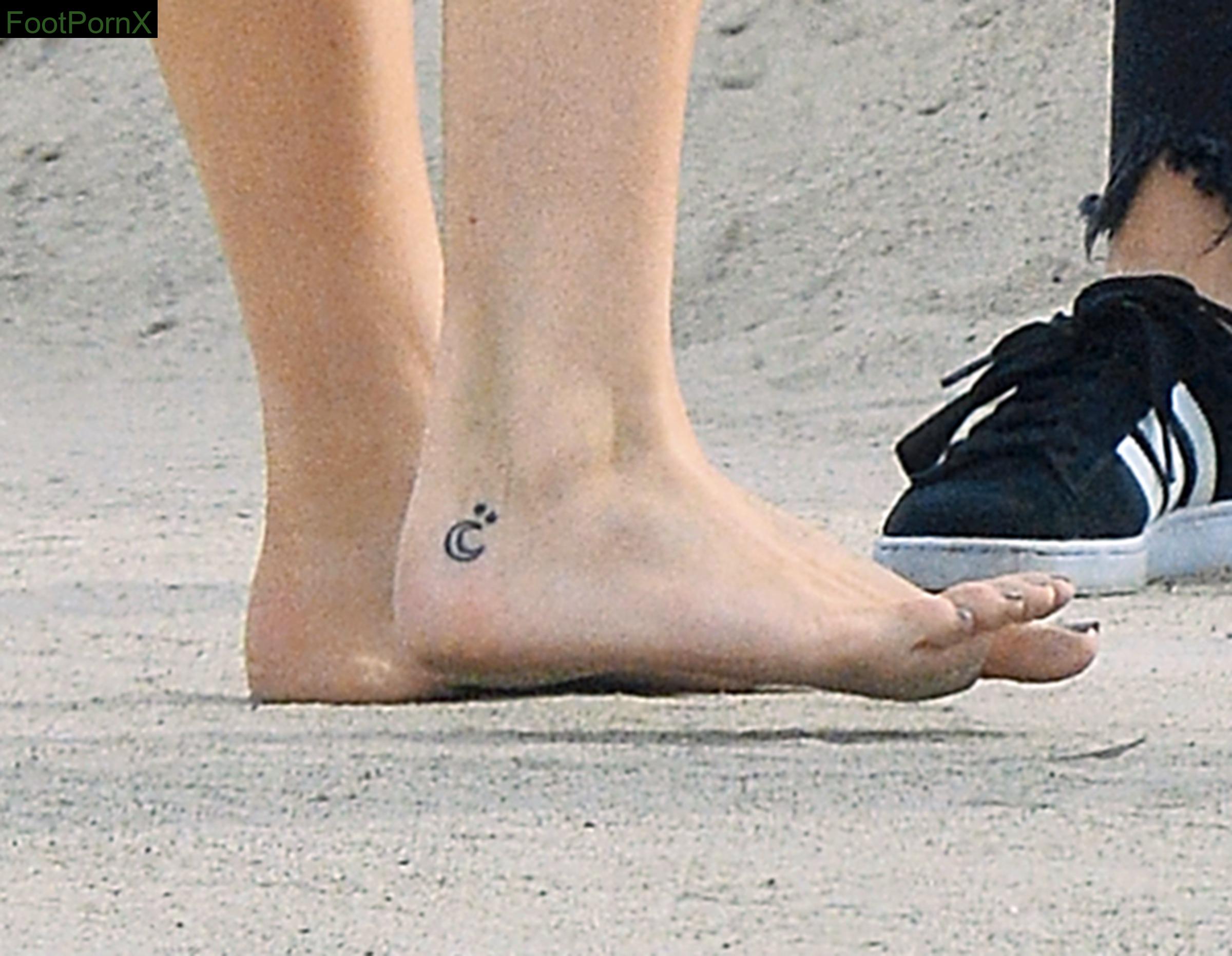 bella thorne feet photo 3