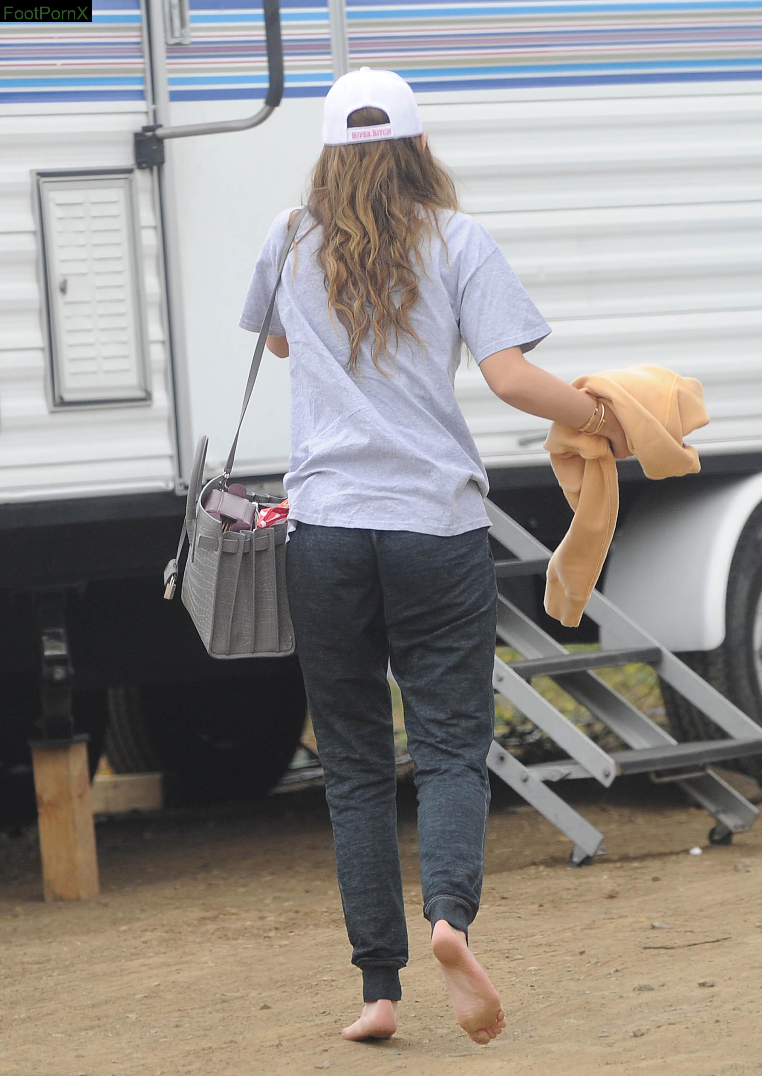 bella thorne feet photo 16