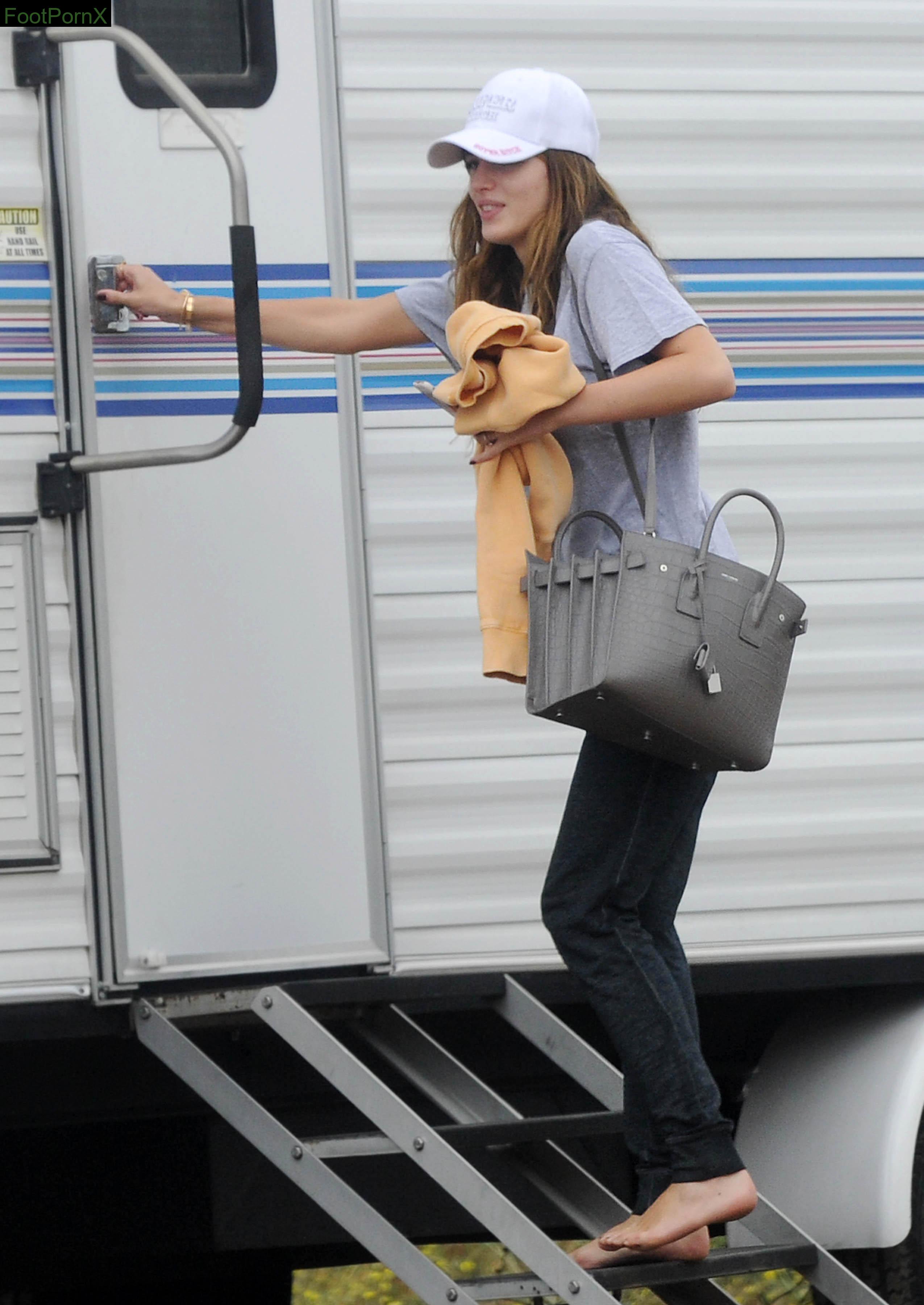 bella thorne feet photo 17