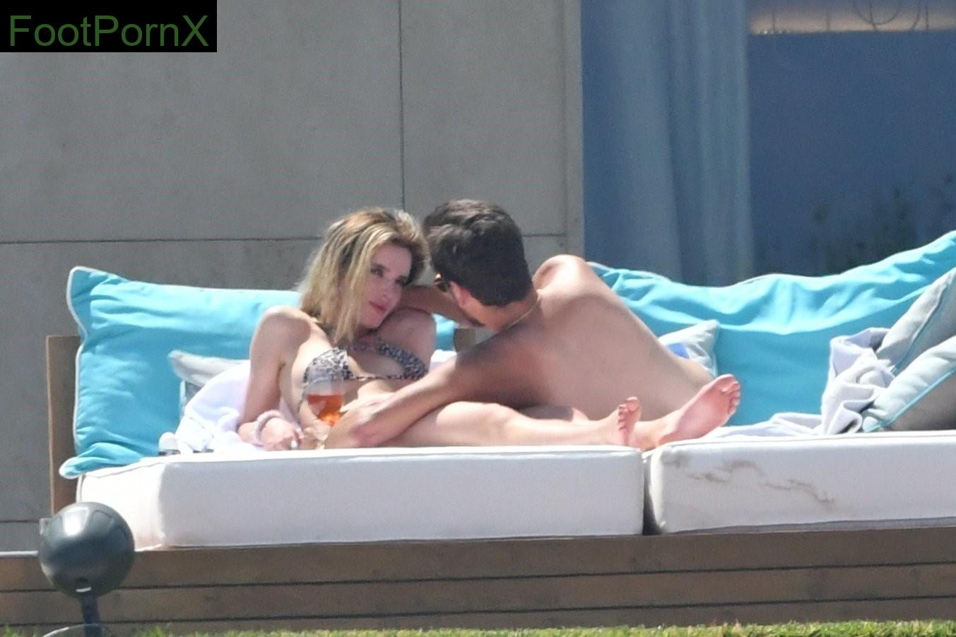 bella thorne feet photo 3