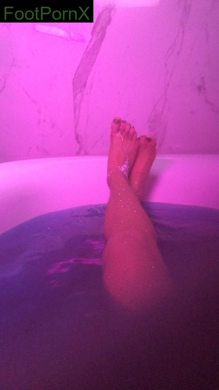 bella thorne feet photo 18