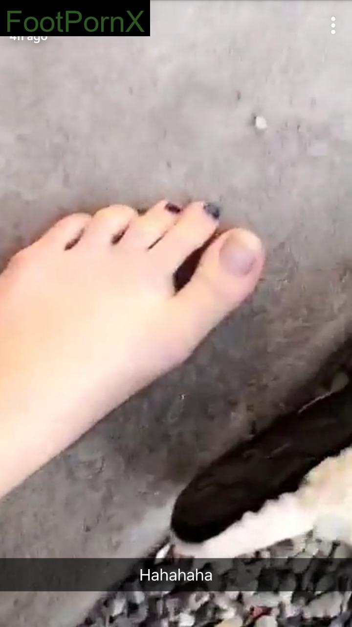 bella thorne feet photo 17