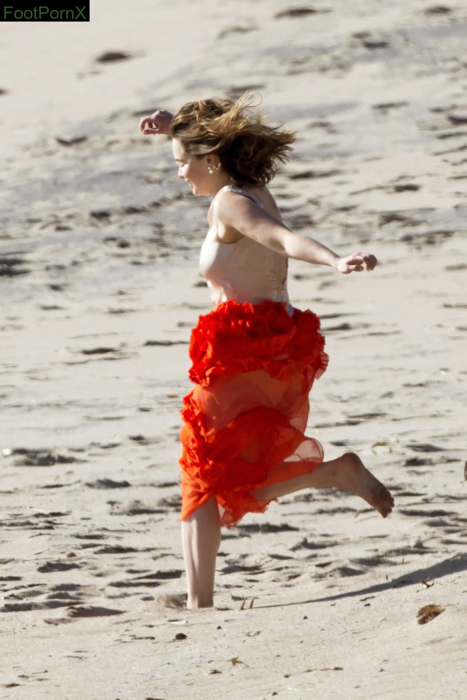 emilia clarke feet photo 11