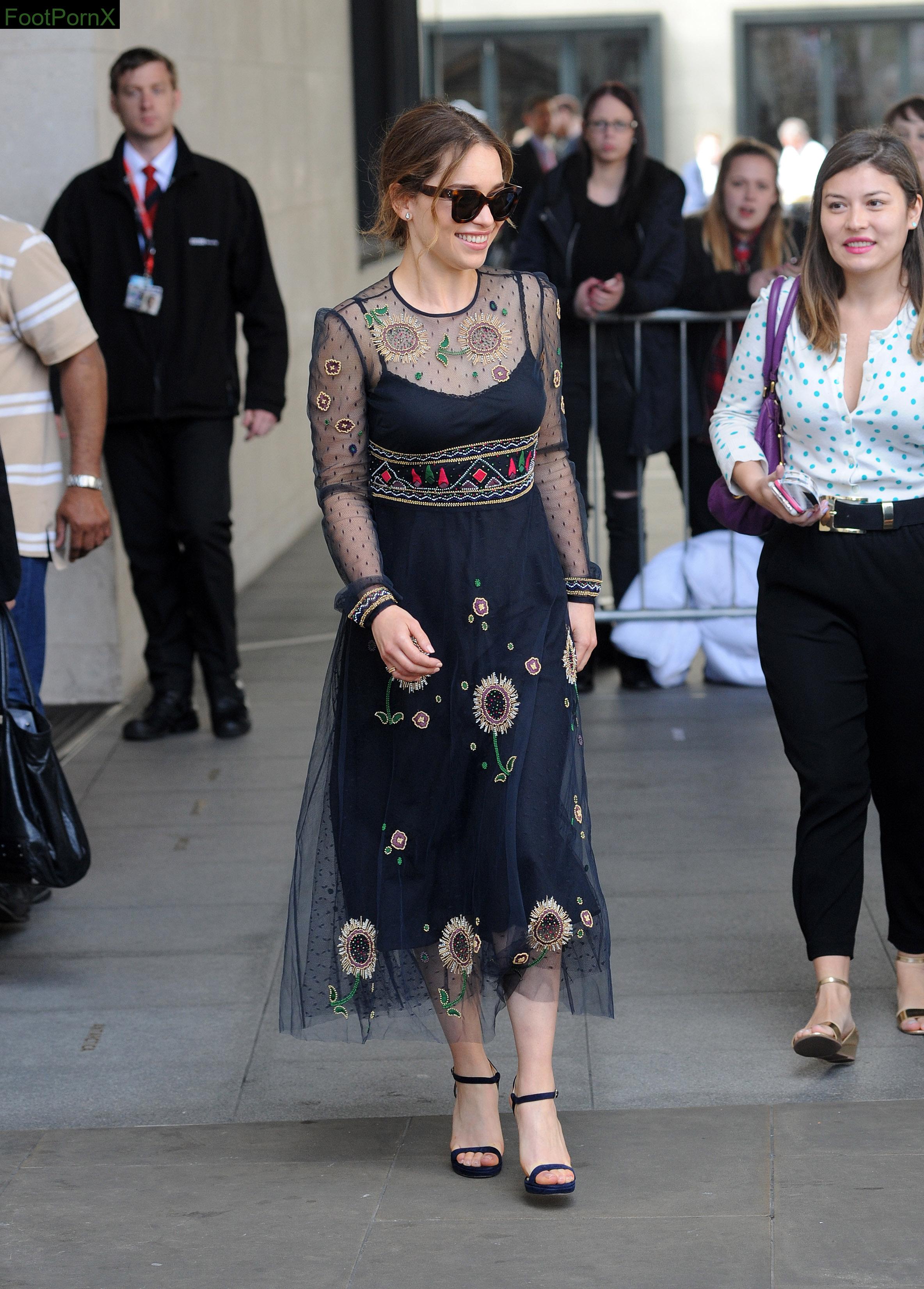 emilia clarke feet photo 18