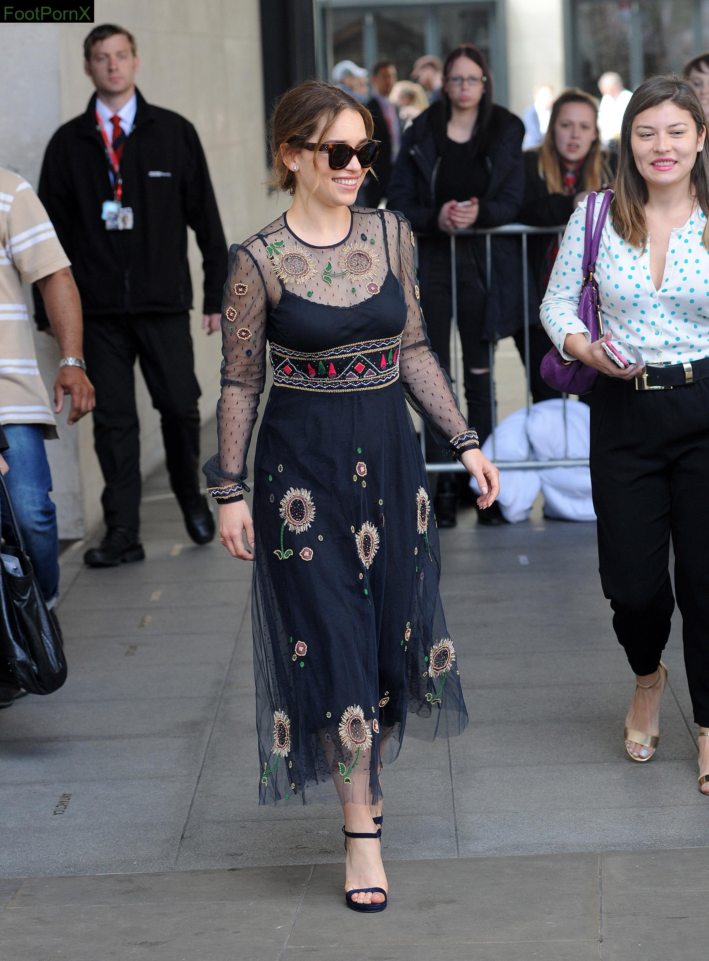 emilia clarke feet photo 8