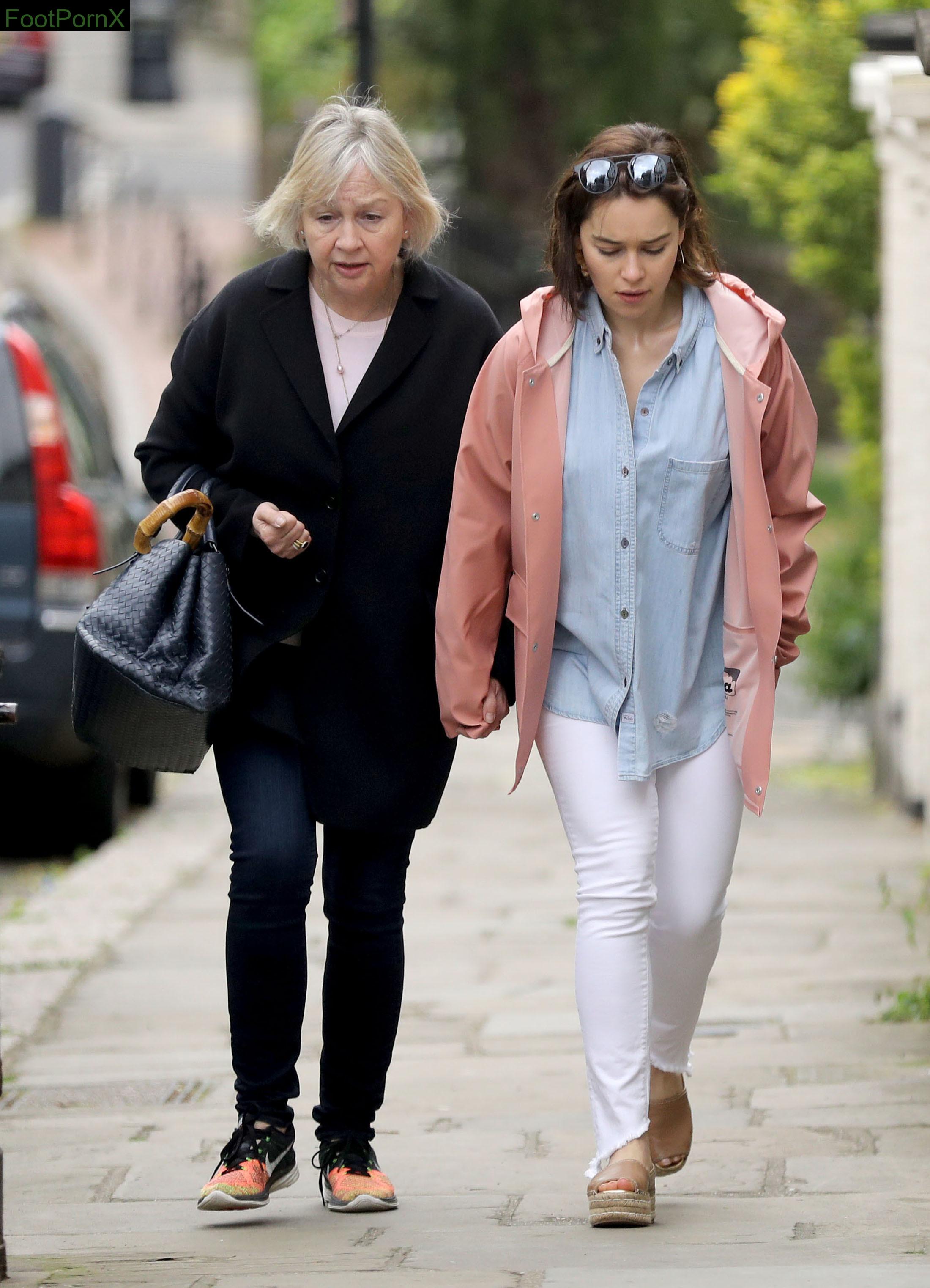emilia clarke feet photo 17
