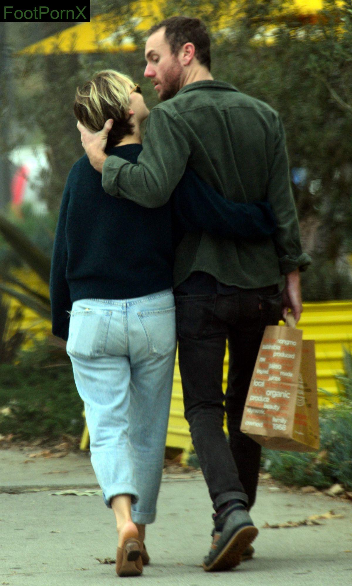 emilia clarke feet photo 3