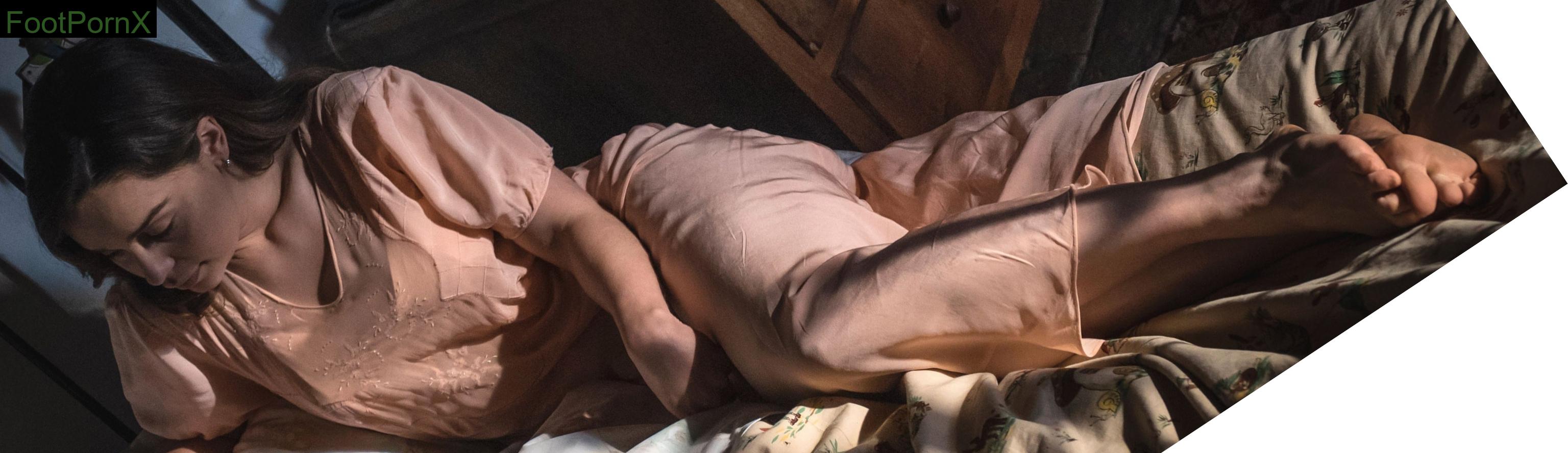 emilia clarke feet photo 8
