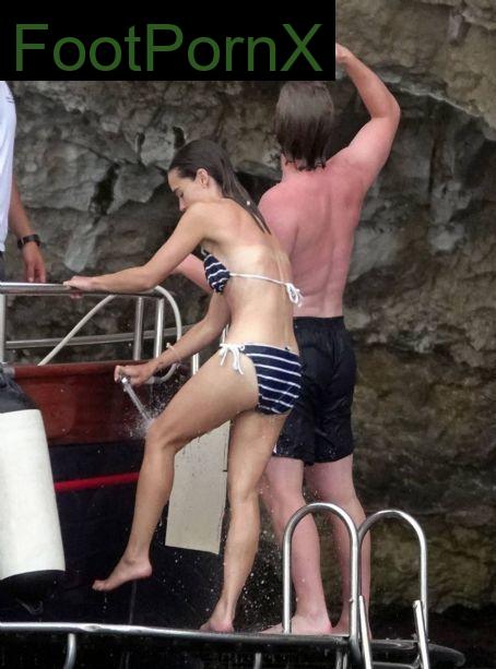 emilia clarke feet photo 17
