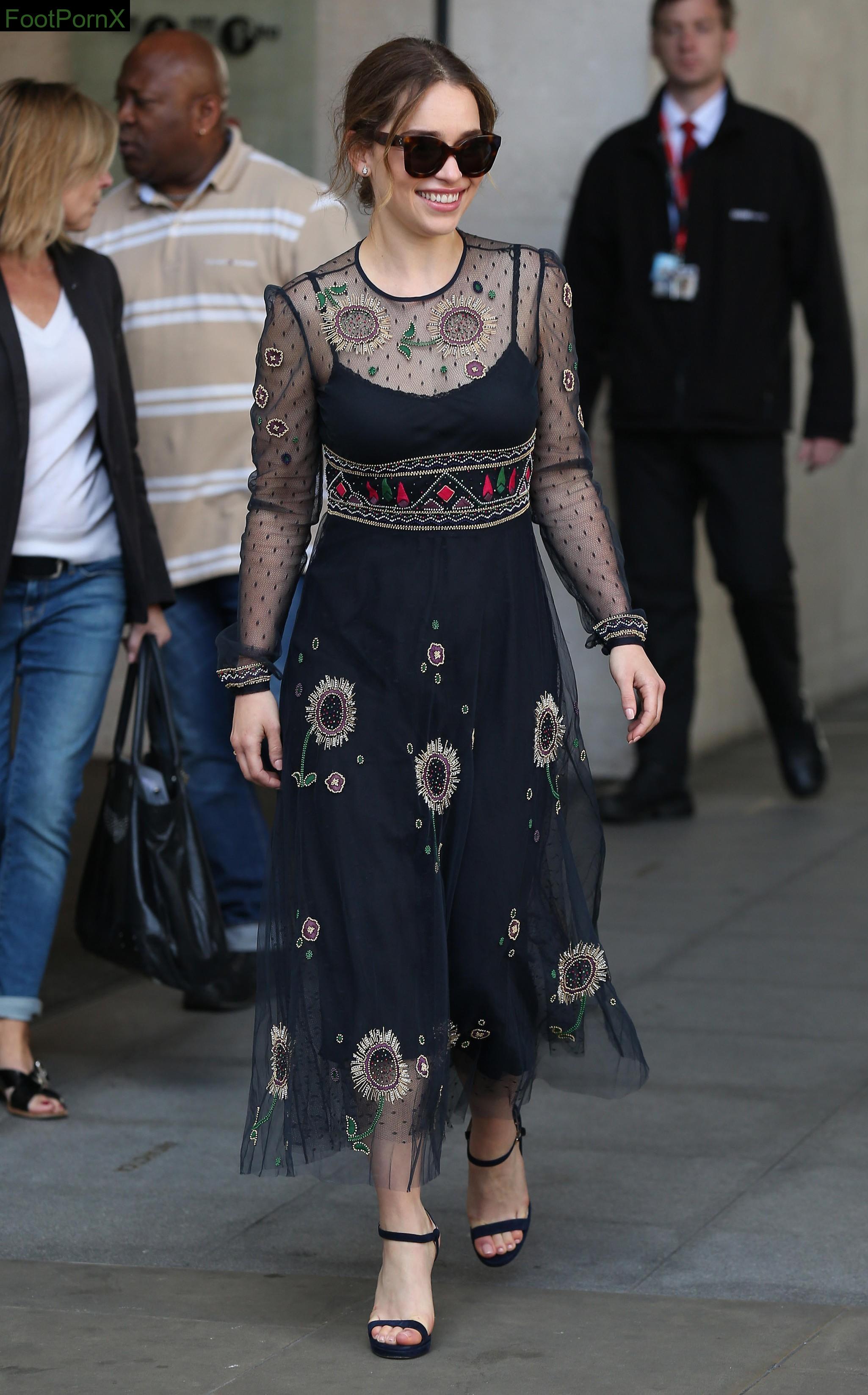 emilia clarke feet photo 9