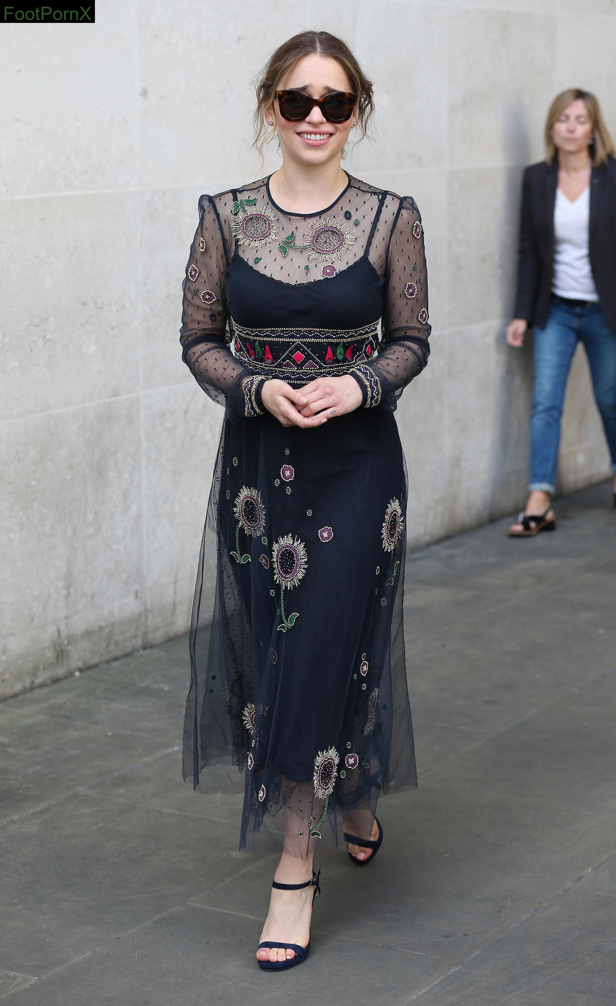 emilia clarke feet photo 8