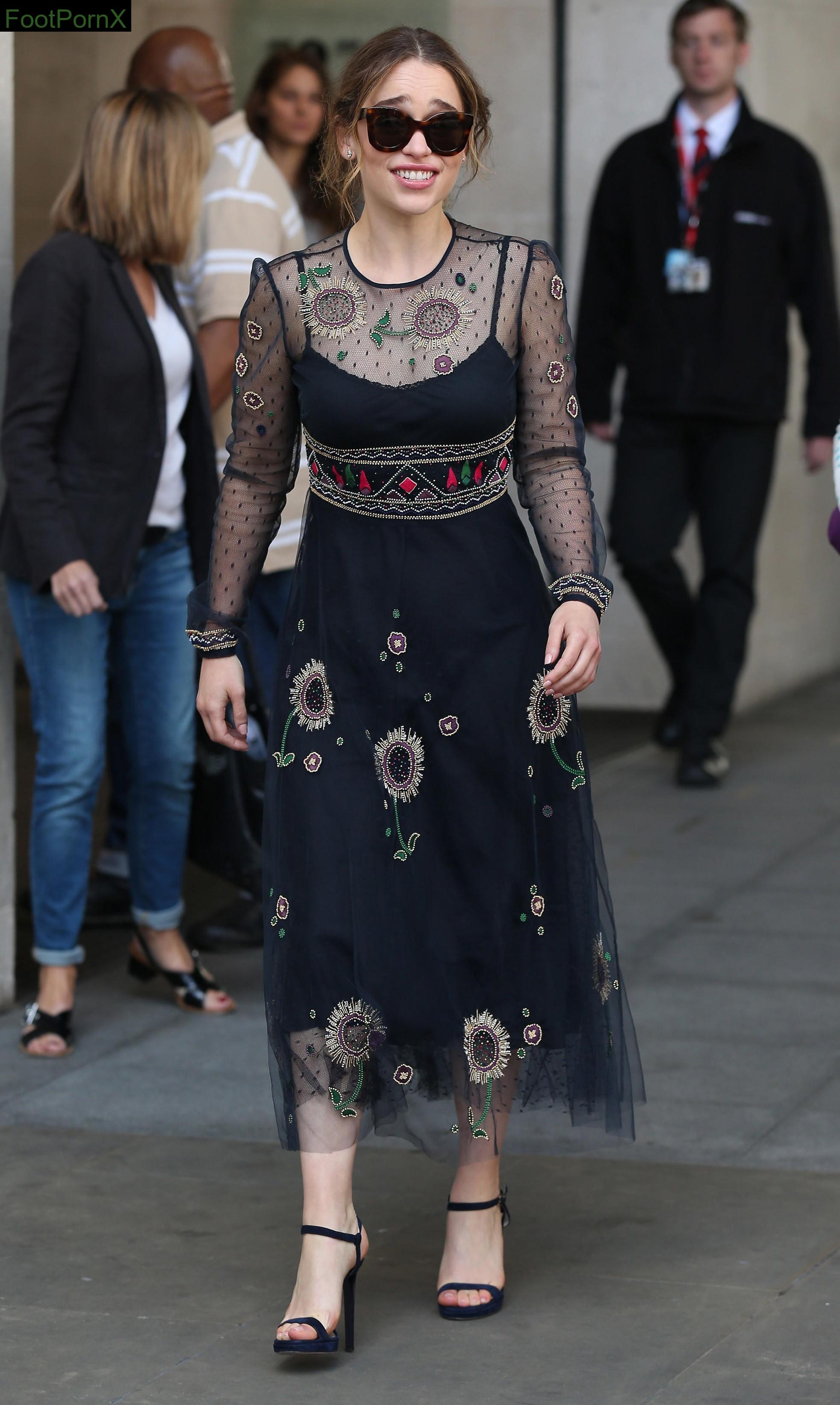 emilia clarke feet photo 10