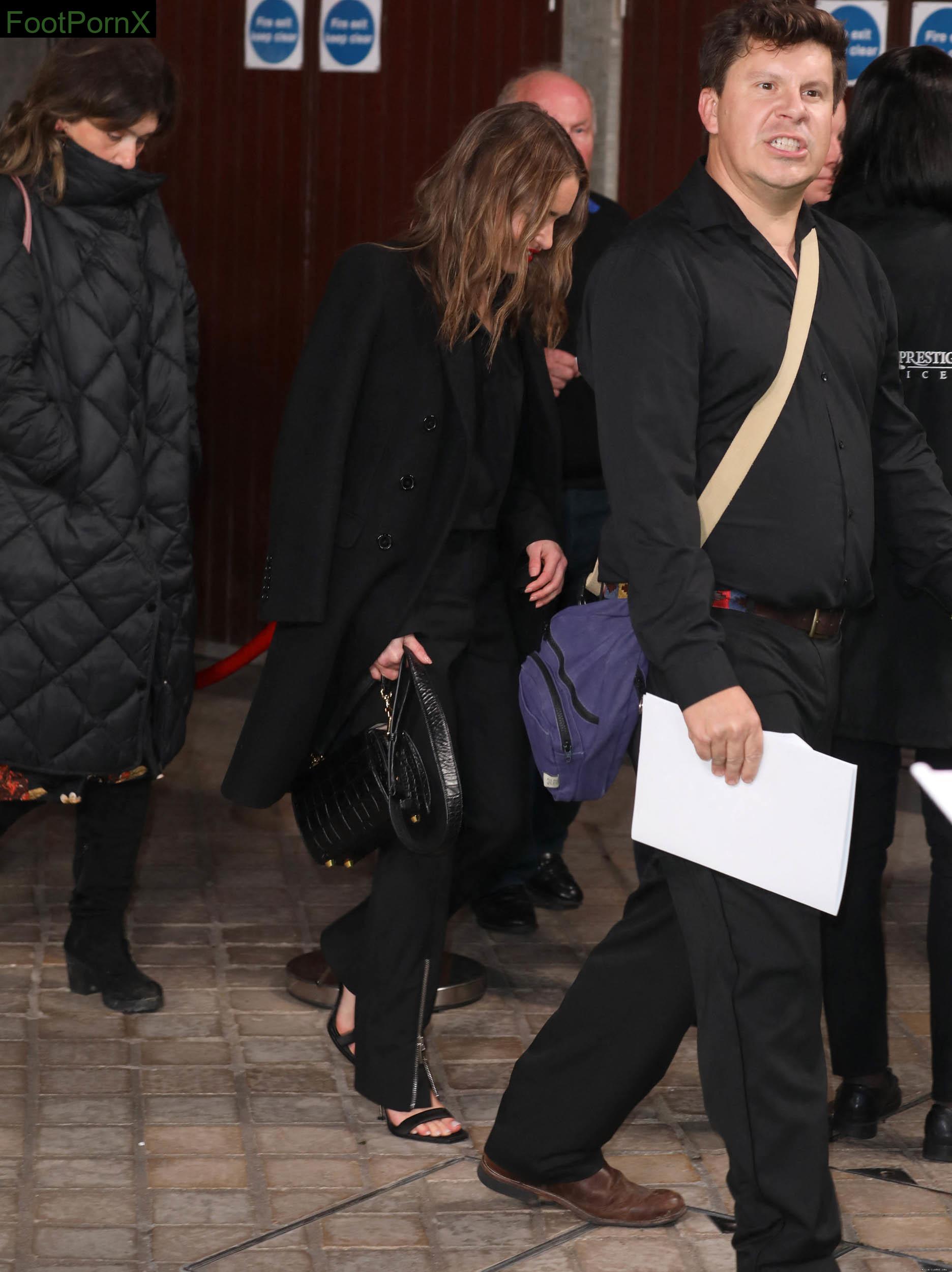 emilia clarke feet photo 17