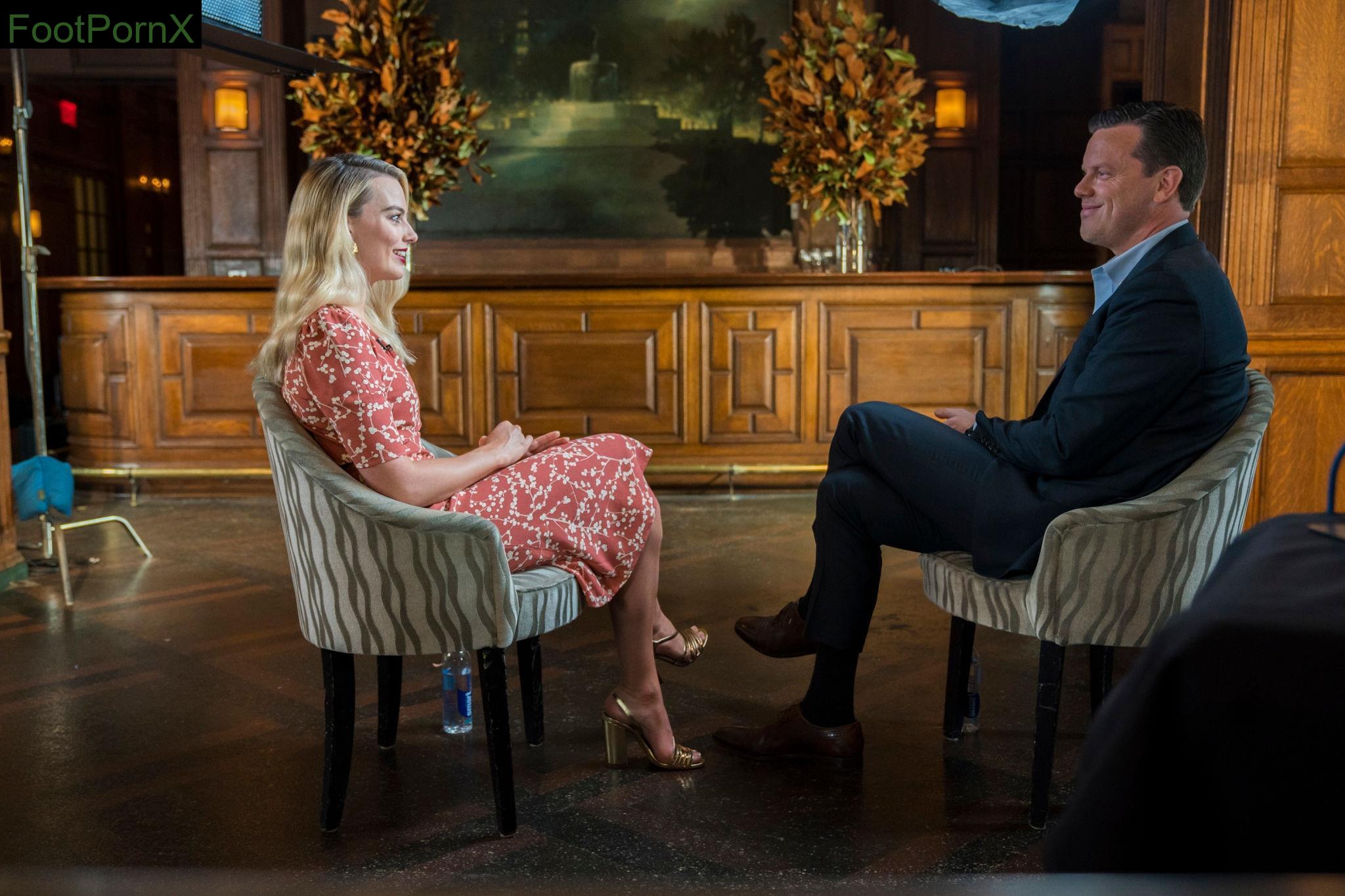 margot robbie feet photo 23