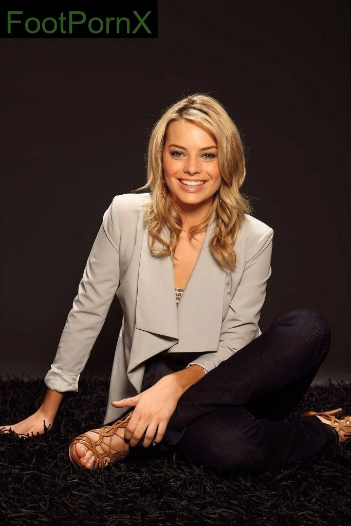 margot robbie feet photo 18