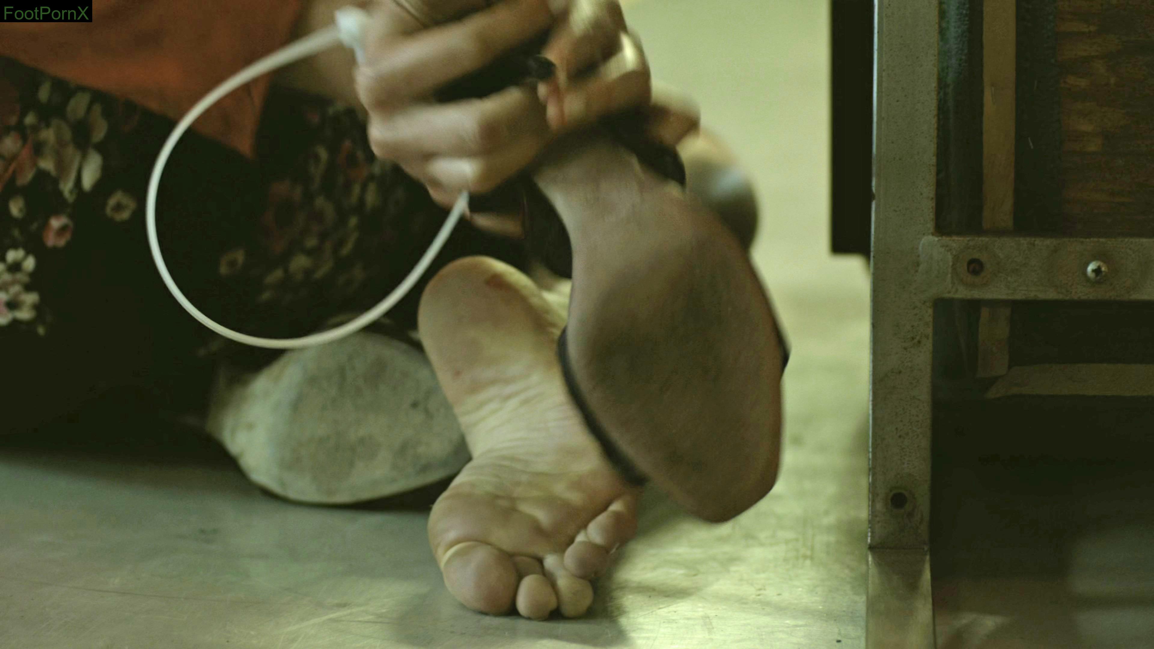 margot robbie feet photo 6