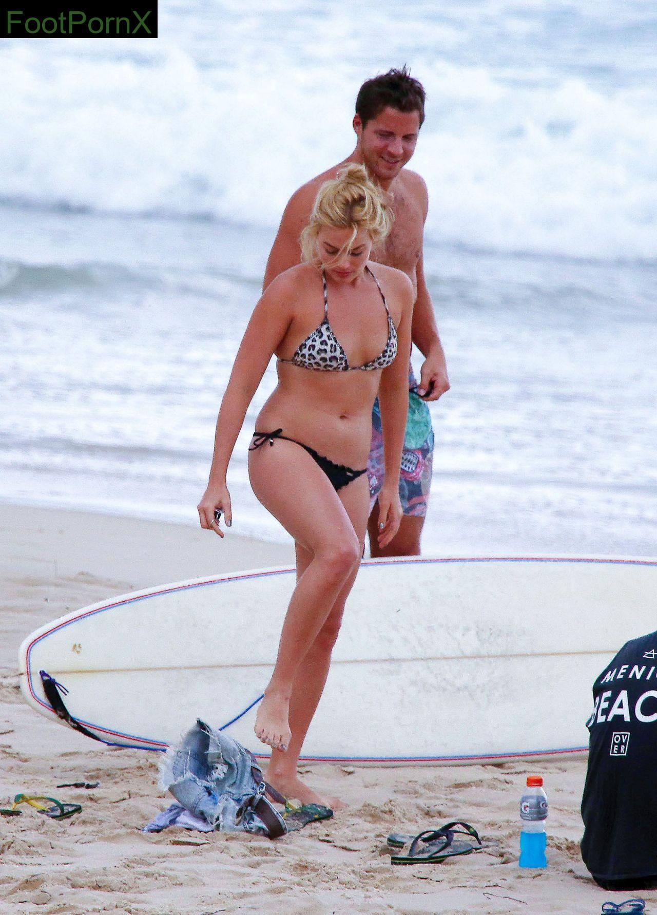 margot robbie feet photo 8