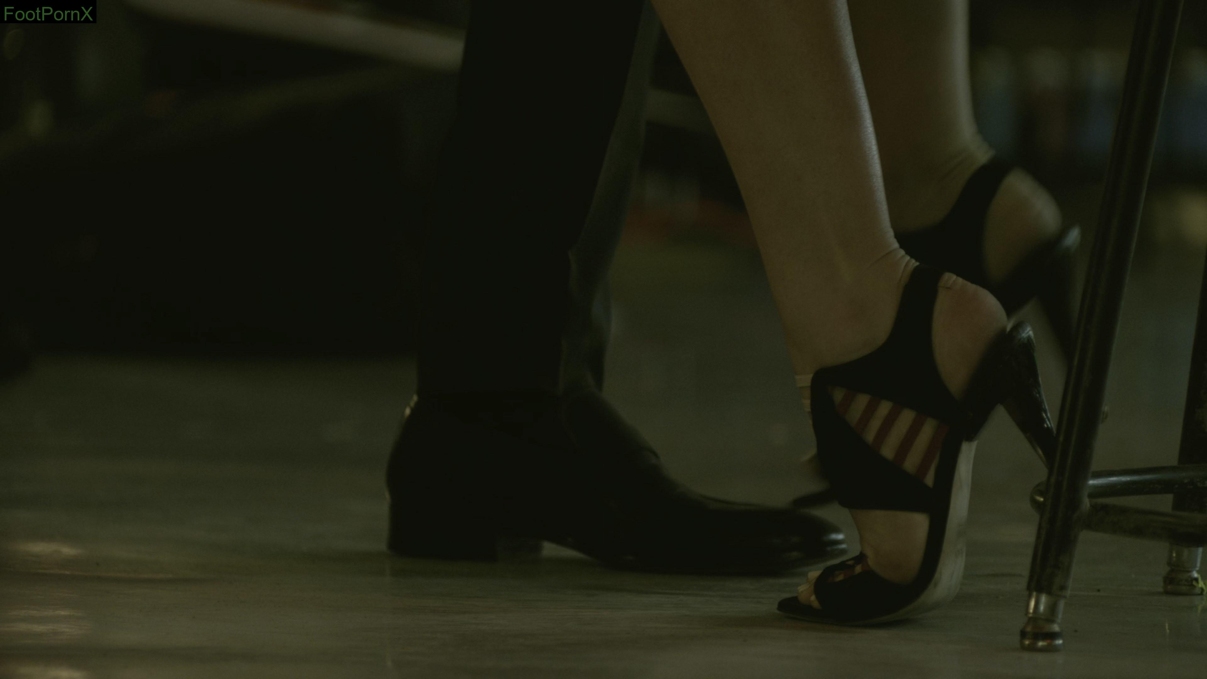 margot robbie feet photo 5