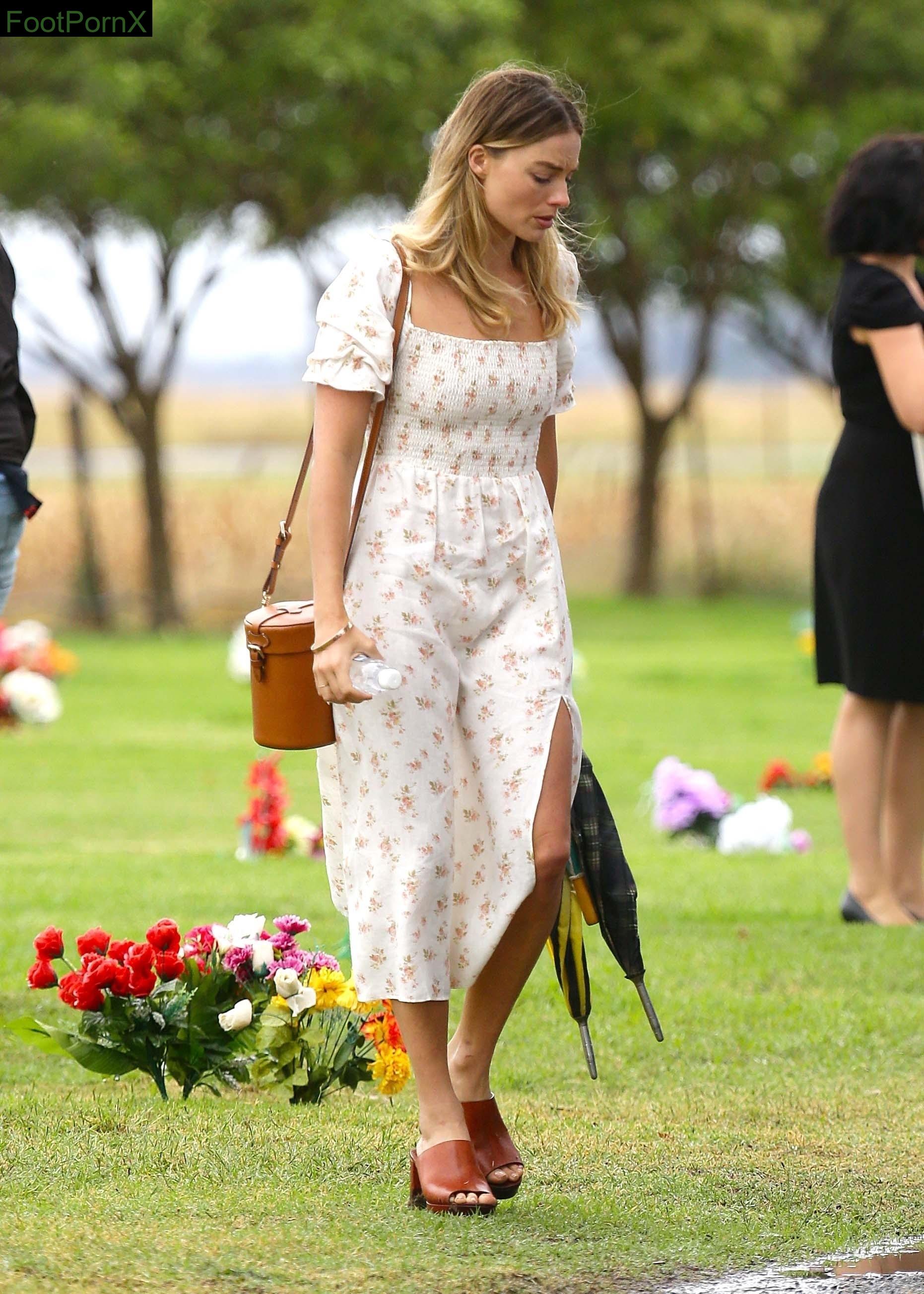 margot robbie feet photo 21
