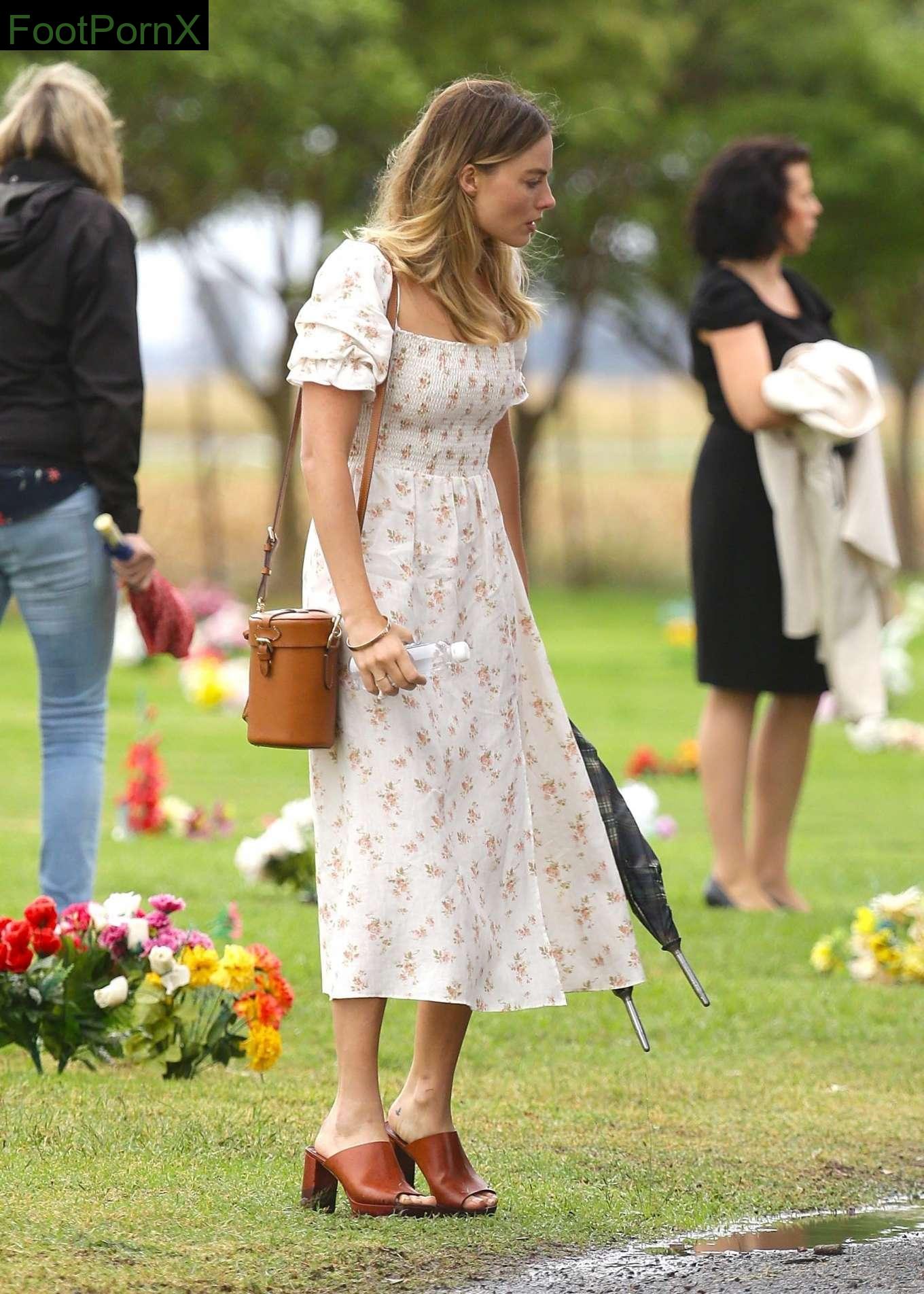 margot robbie feet photo 20