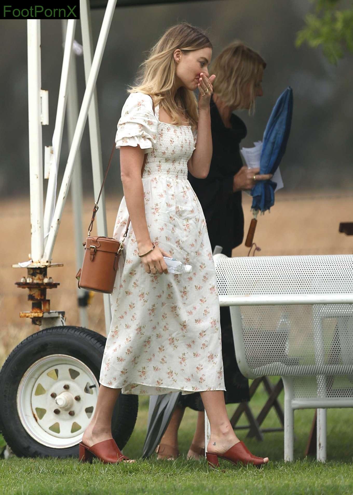 margot robbie feet photo 24
