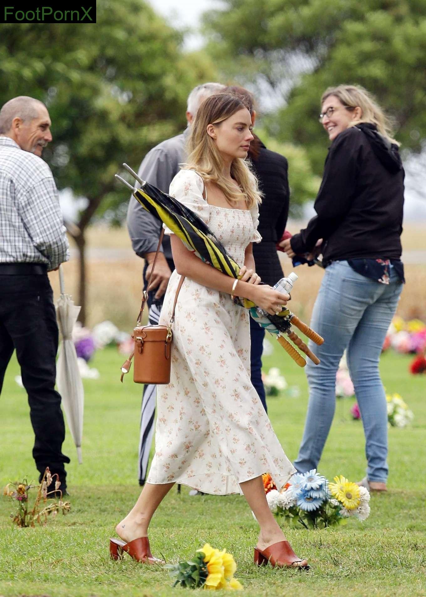 margot robbie feet photo 22