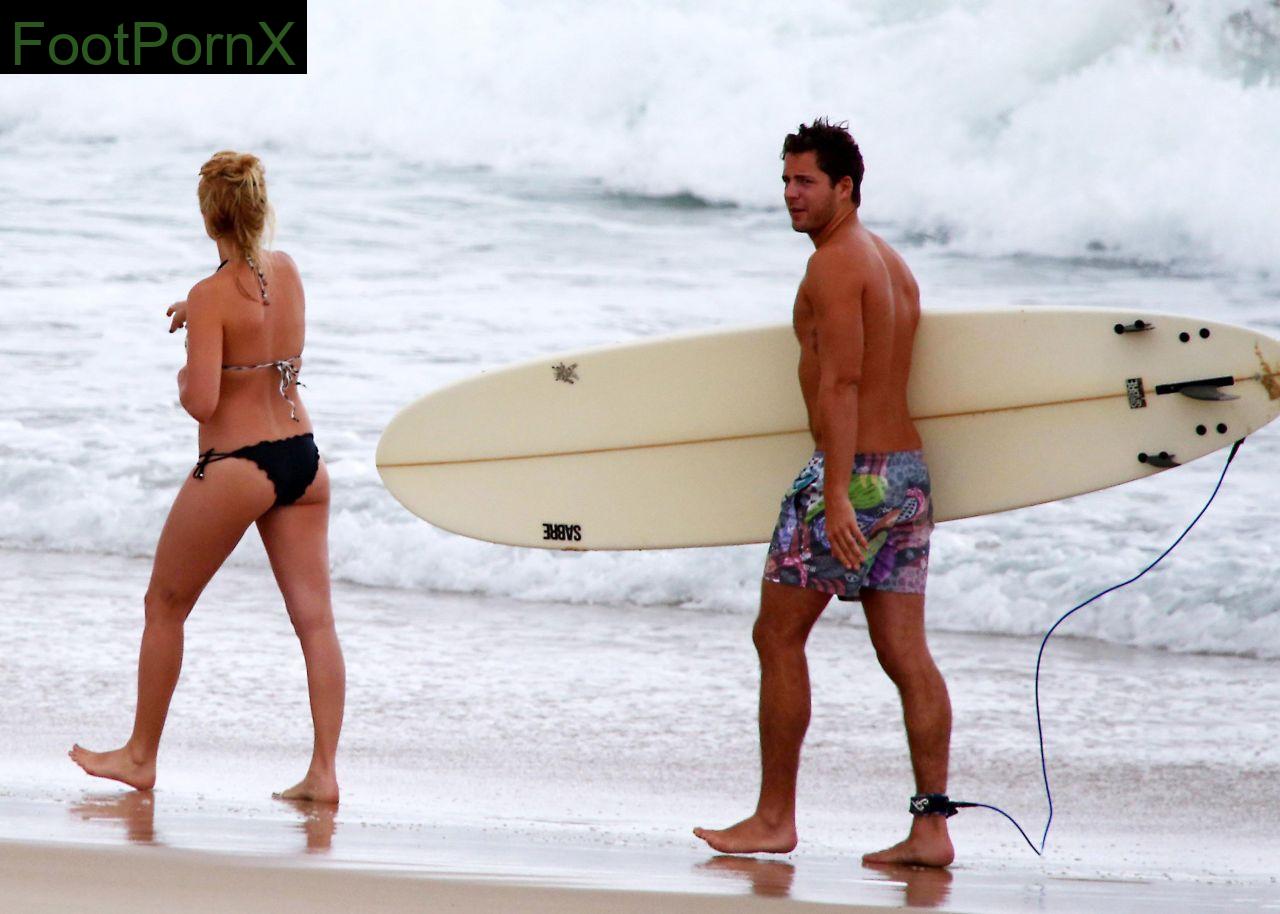 margot robbie feet photo 10