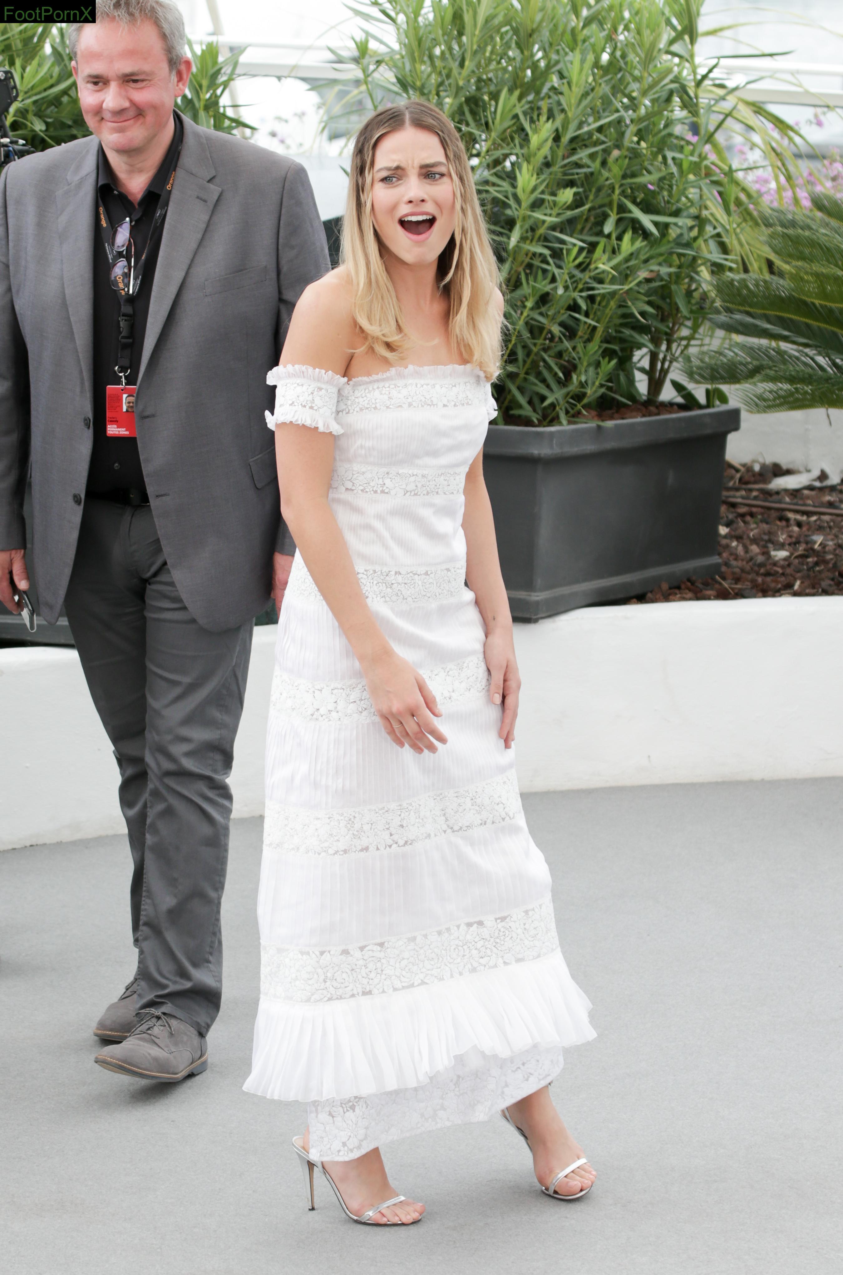 margot robbie feet photo 20