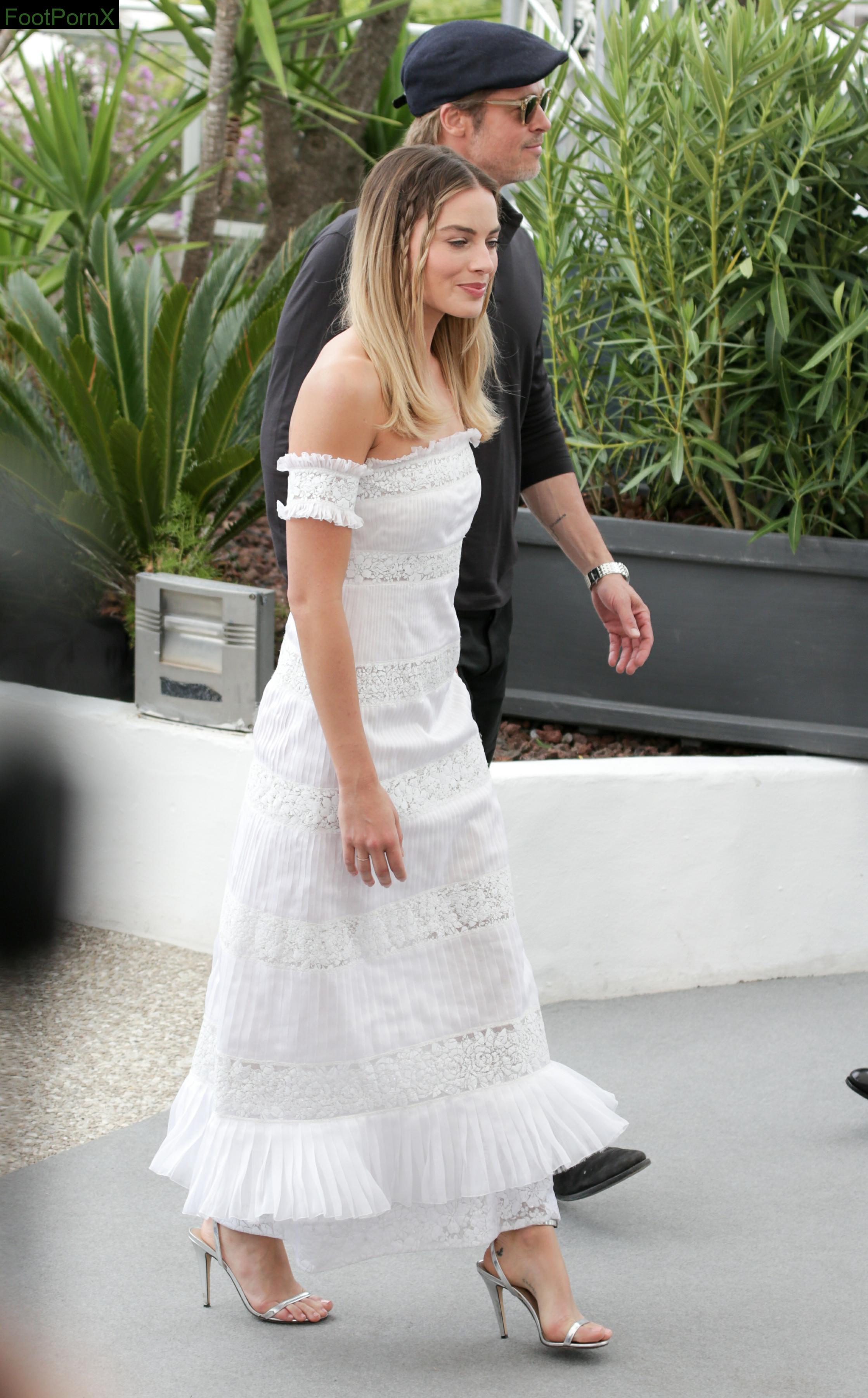 margot robbie feet photo 21