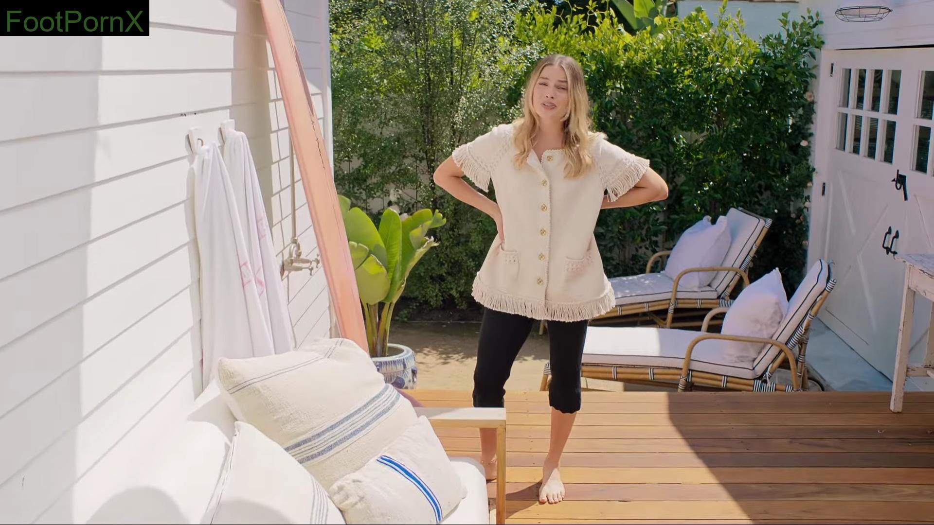 margot robbie feet photo 5