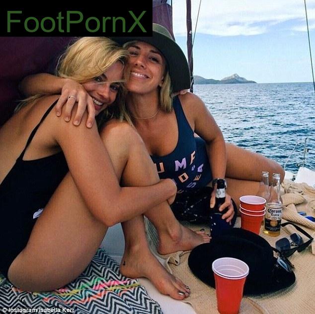 margot robbie feet photo 1