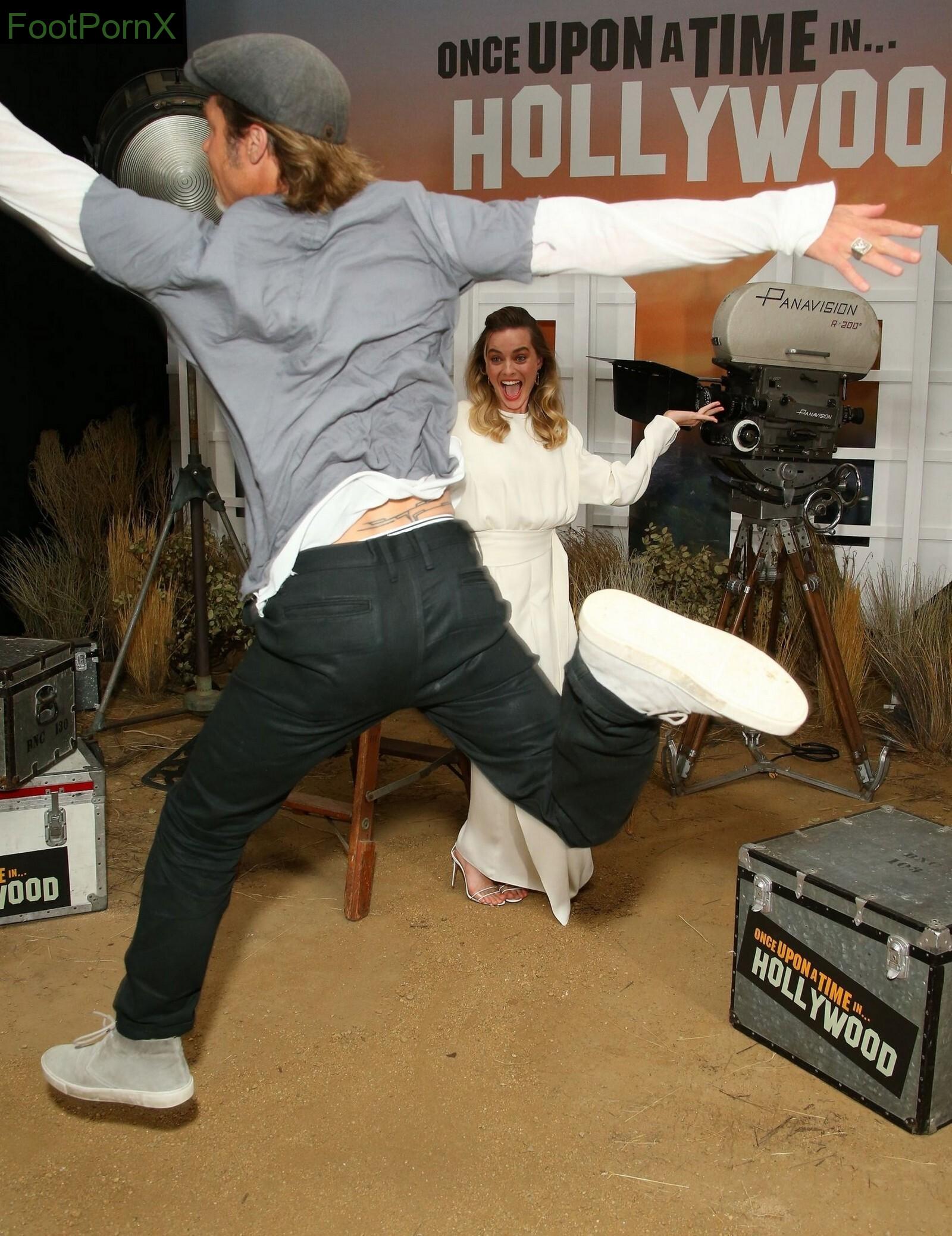 margot robbie feet photo 23