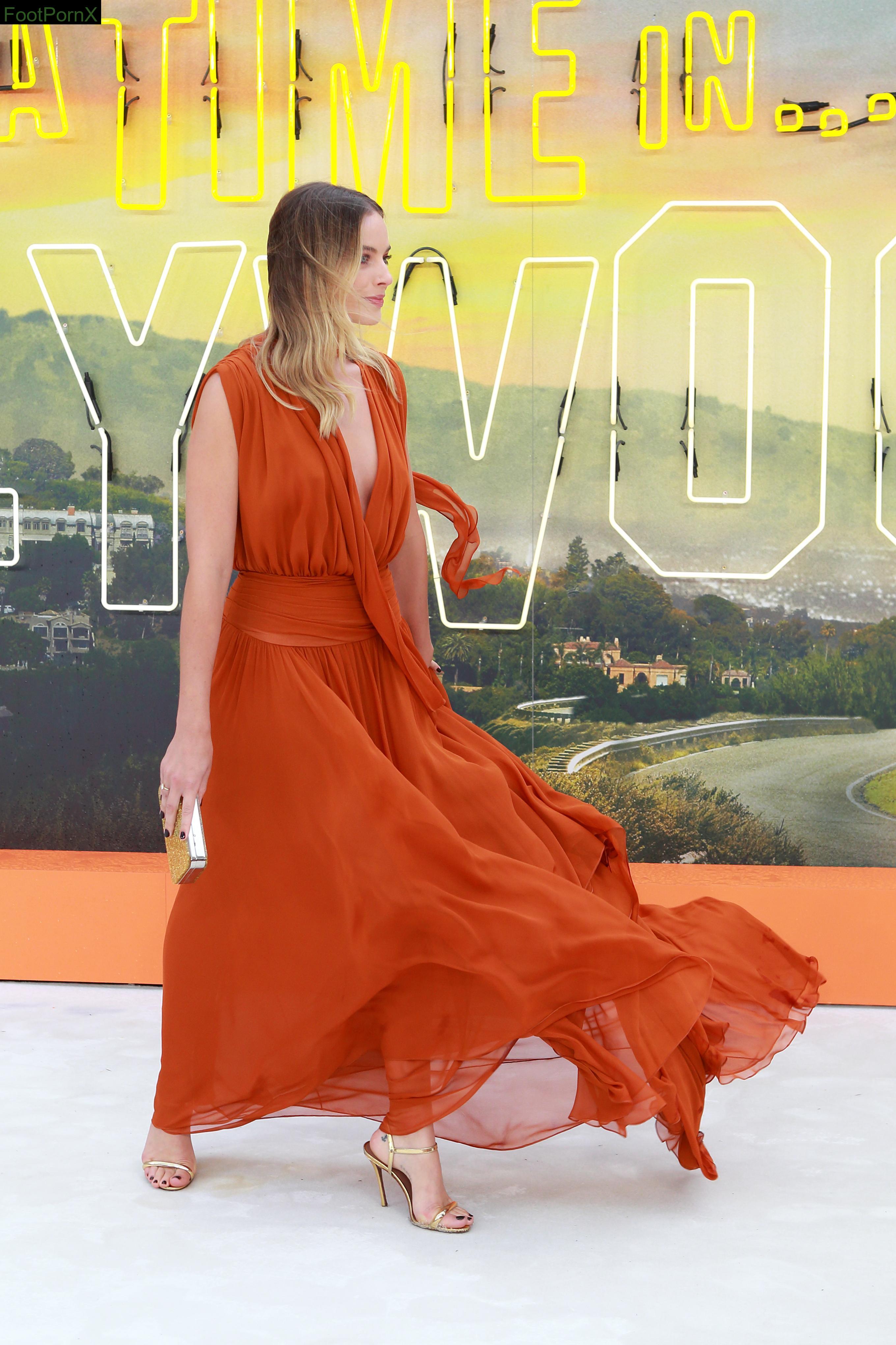margot robbie feet photo 6