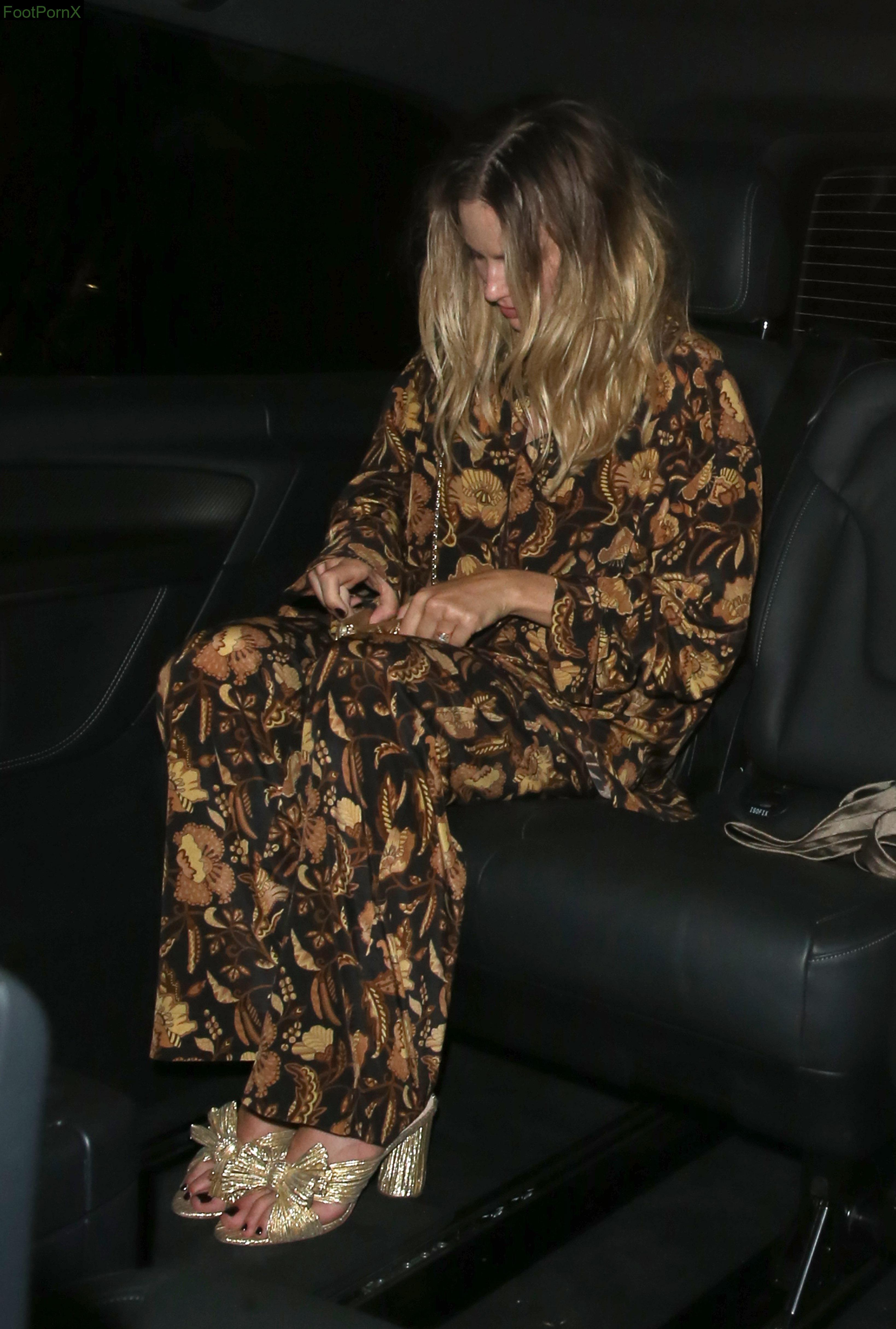 margot robbie feet photo 3