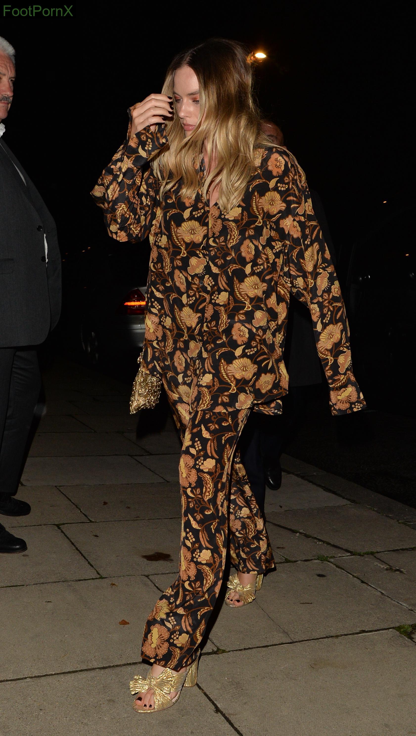 margot robbie feet photo 1